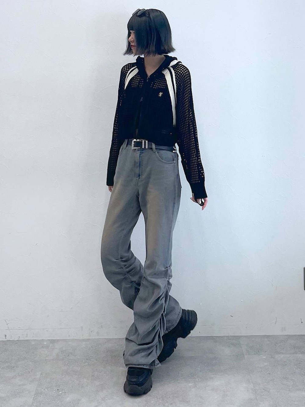 ブラック系のスニーカー、ブラック系のキャミソール、ブルー系のデニムパンツを着用したレディースの夏コーディネートの1枚目の写真