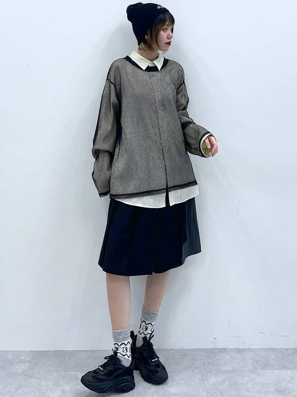 ブラック系のスラックス、ホワイト系のシャツ/ブラウス、ブラック系のTシャツ/カットソーを着用したレディースの冬コーディネートの1枚目の写真