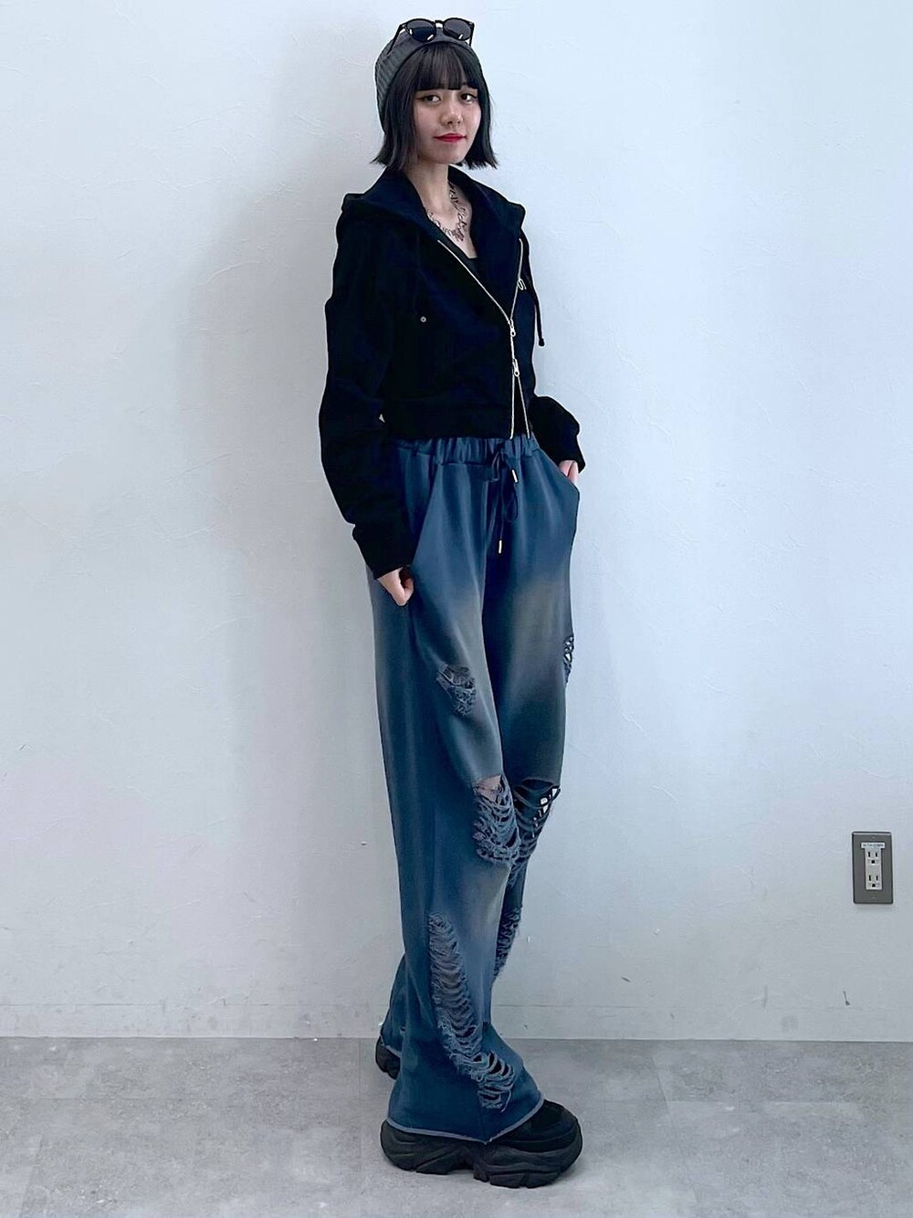 ブラック系のスニーカー、ブルー系のスウェットパンツ、ブラック系のキャミソールを着用したレディースの夏コーディネートの1枚目の写真