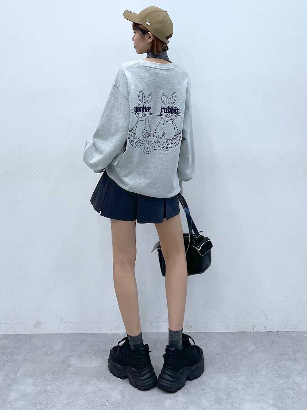 グレー系のその他パンツ、ブラック系のスニーカー、ブラック系のショルダーバッグを着用したレディースの夏コーディネートの1枚目の写真