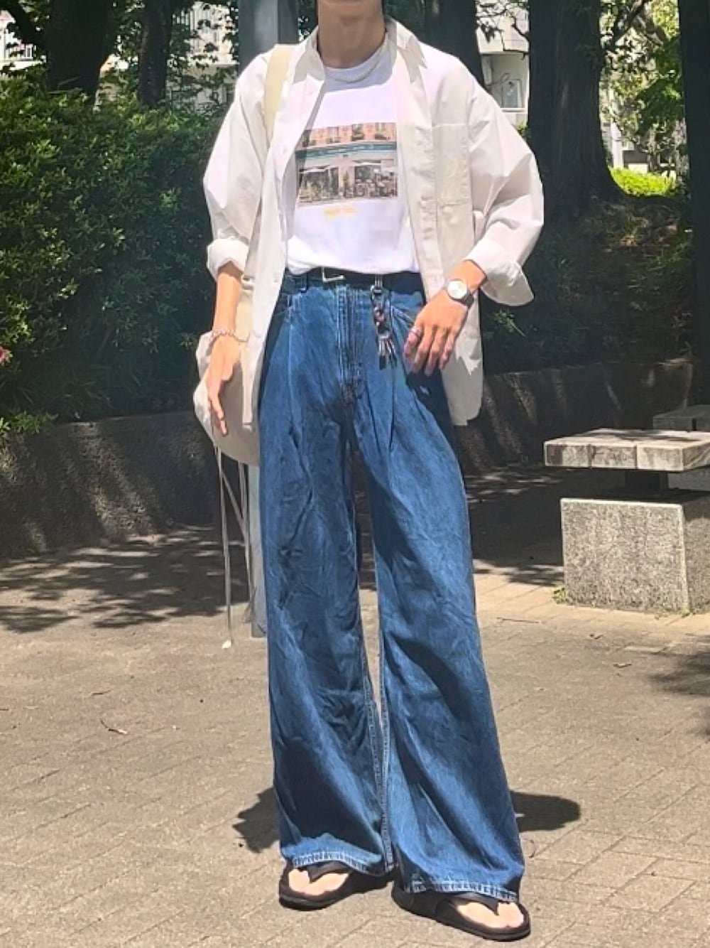 ホワイト系のシャツ/ブラウス、ブルー系のデニムパンツを着用したメンズの春コーディネートの1枚目の写真