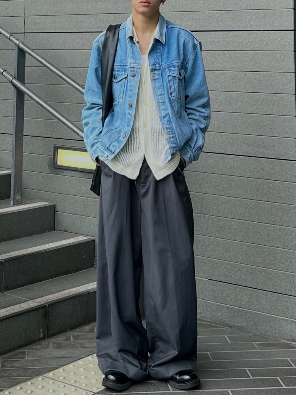 「レイヤードスタイル、秋っぽコーデ更新中、秋コーデ、秋服準備はじめました、デニム、デニムジャケット、スラックス、ワイドパンツ、ブーツ、ショルダーバッグ」｜「Camphor woodの２tuck wide baggy slacks / ２タックワイドバギーフレアスラックス（スラックス、グレー系）」を使った、Sohta さん（メンズ・167cm）の秋コーディネートの1枚目の写真