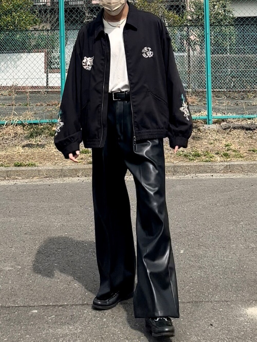ブラック系のブルゾン、ホワイト系のTシャツ/カットソー、ブラック系のその他パンツを着用したメンズの春コーディネートの1枚目の写真