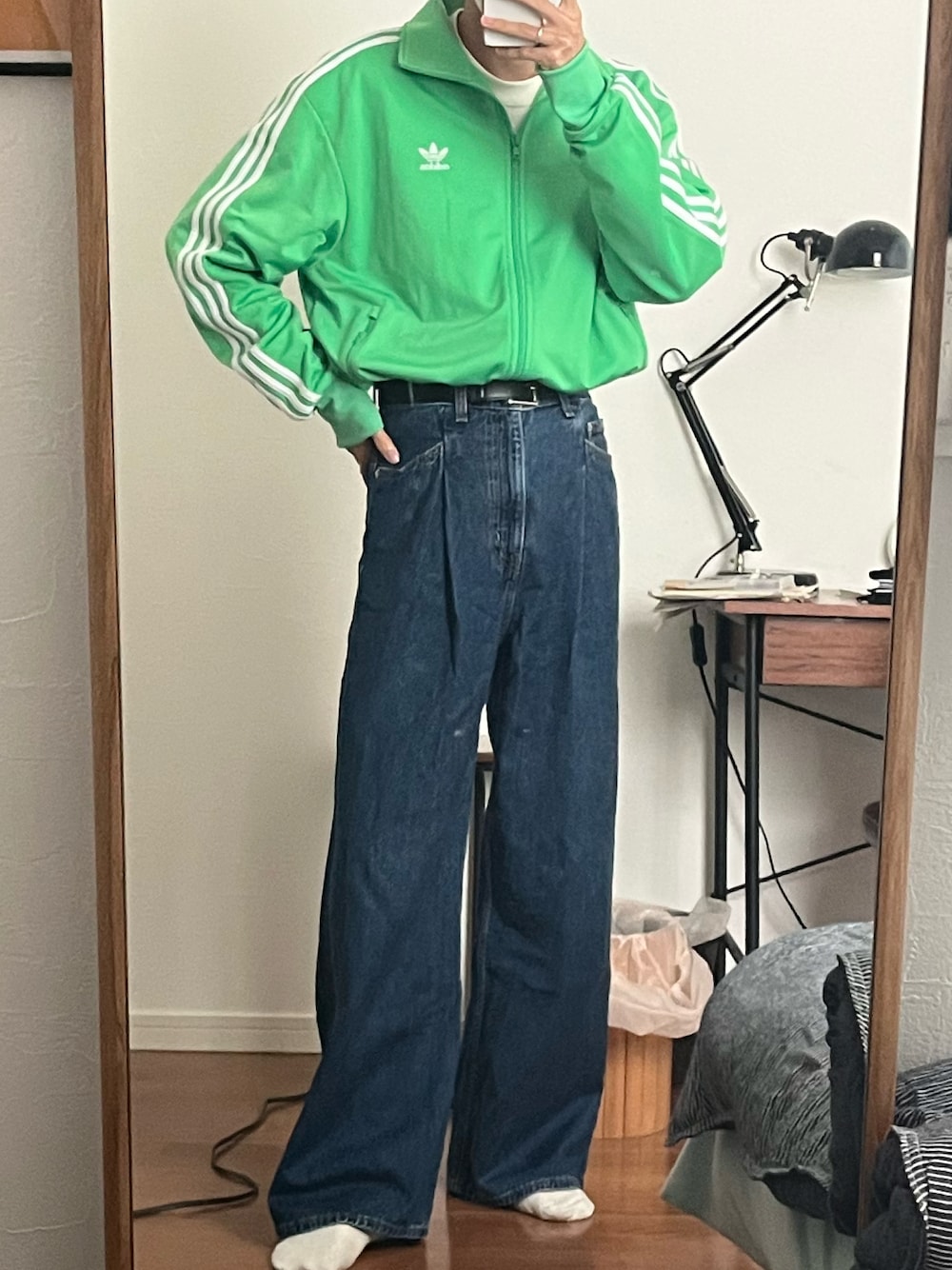 「トラックジャケット、adidas originals、adidas、ジャージコーデ、ジャージ、ワイドデニム、タックイン、春コーデ、大学生、低身長」｜「adidasのアディカラー クラシックス ファイヤーバード トラックジャケット（ジャージ）[FIREBIRD TRACK TOP] アディダスオリジナルス（メンズ/レディース）（ジャージ、グリーン系）」を使った、Sohta さん（メンズ・167cm）の春コーディネートの1枚目の写真