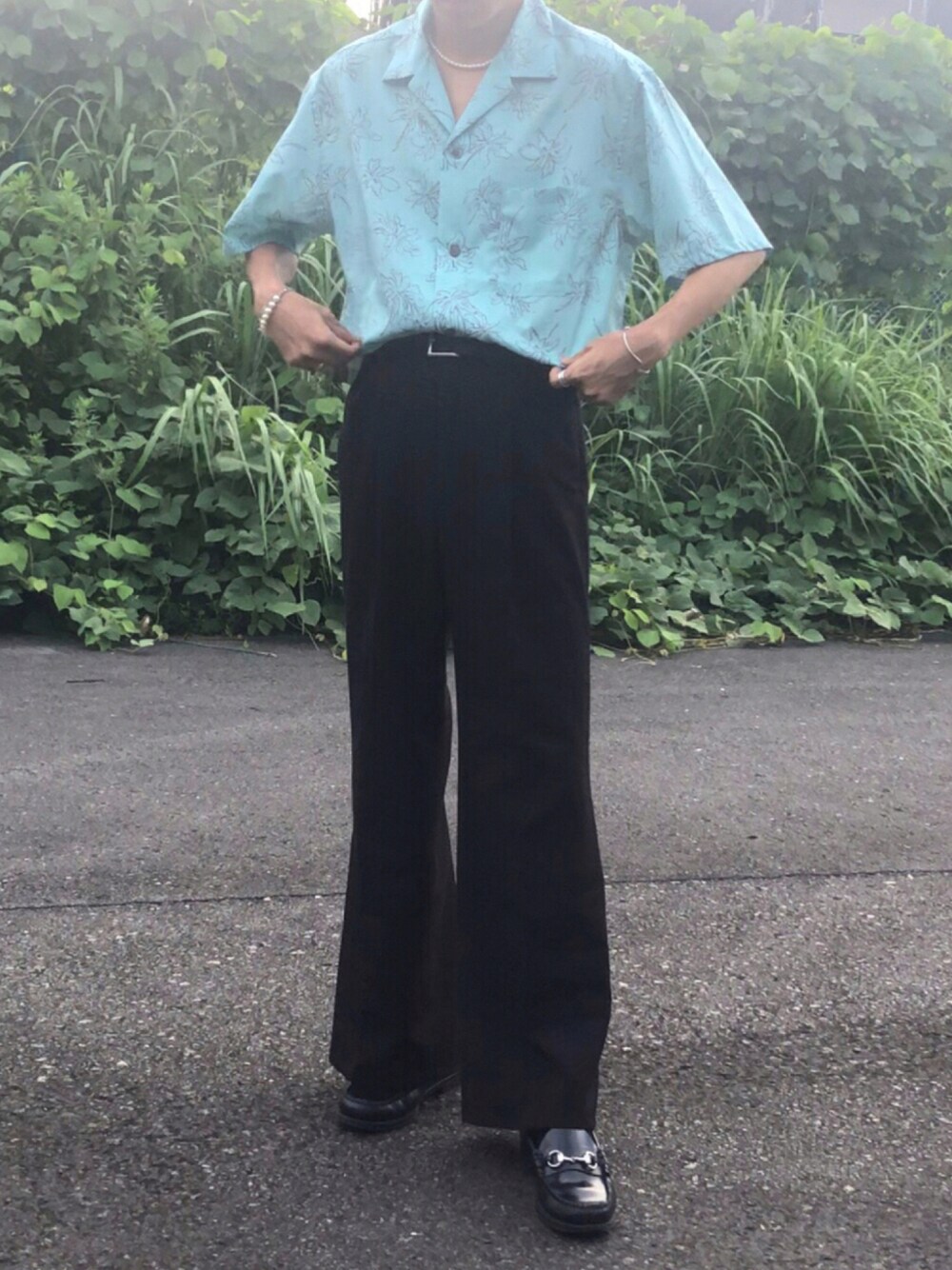 グリーン系のシャツ/ブラウス、ブラック系のその他パンツ、ホワイト系のネックレスを着用したメンズの夏コーディネートの1枚目の写真