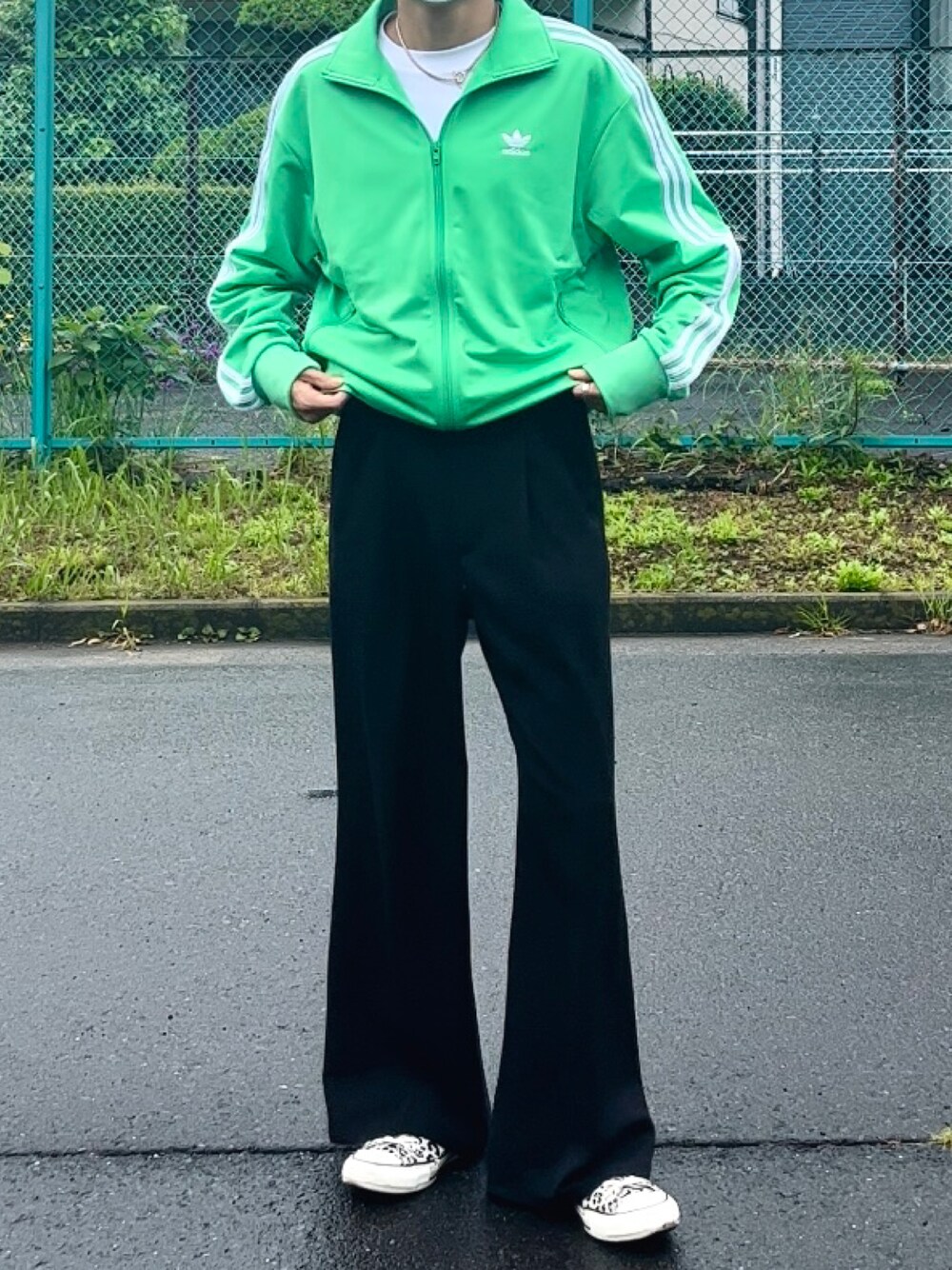 グリーン系のジャージ、ブラック系のその他パンツ、ホワイト系のスニーカーを着用したメンズの春コーディネートの1枚目の写真