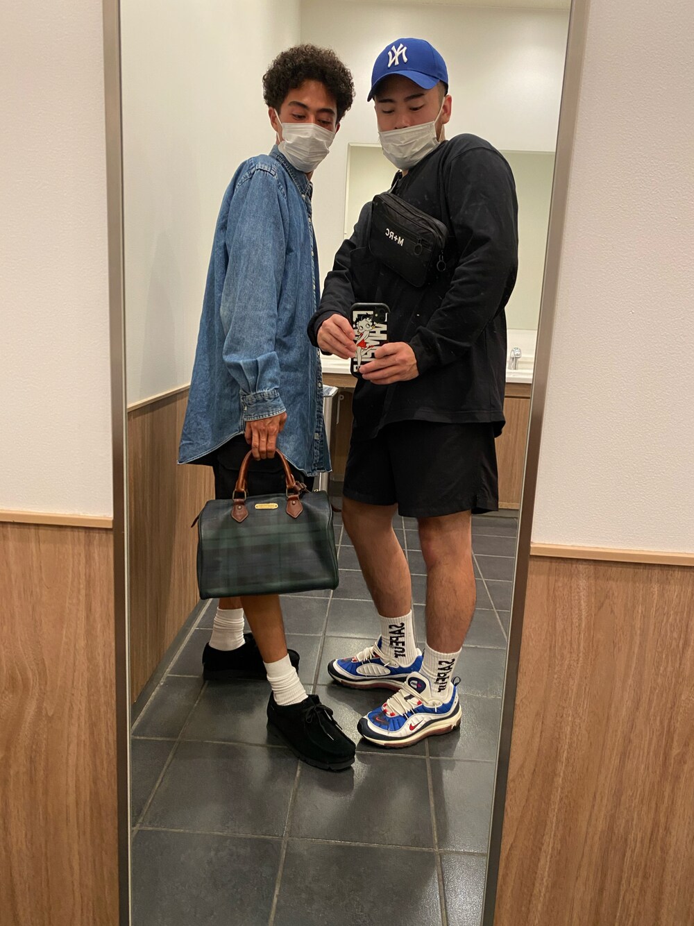 ブラック系のモカシン/デッキシューズ、グリーン系のボストンバッグ、ブラック系のその他を着用したメンズの秋コーディネートの1枚目の写真