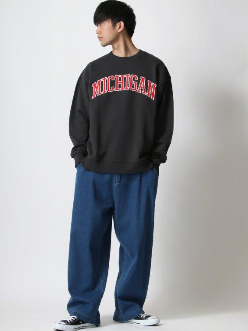 ブラック系のスウェット、ブルー系のデニムパンツ、ブラック系のスニーカーを着用したメンズの冬コーディネートの1枚目の写真