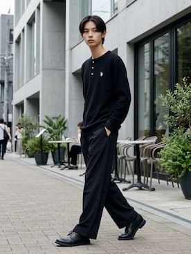 「Lazar（ラザル）のFlex Nylon Wide Slacks/全方位ストレッチ ワイドフィット ナイロンスラックス/パンツ/レディース メンズ（スラックス、ブラック系）」を使った、Lazarさん（メンズ・176cm）の秋コーディネート