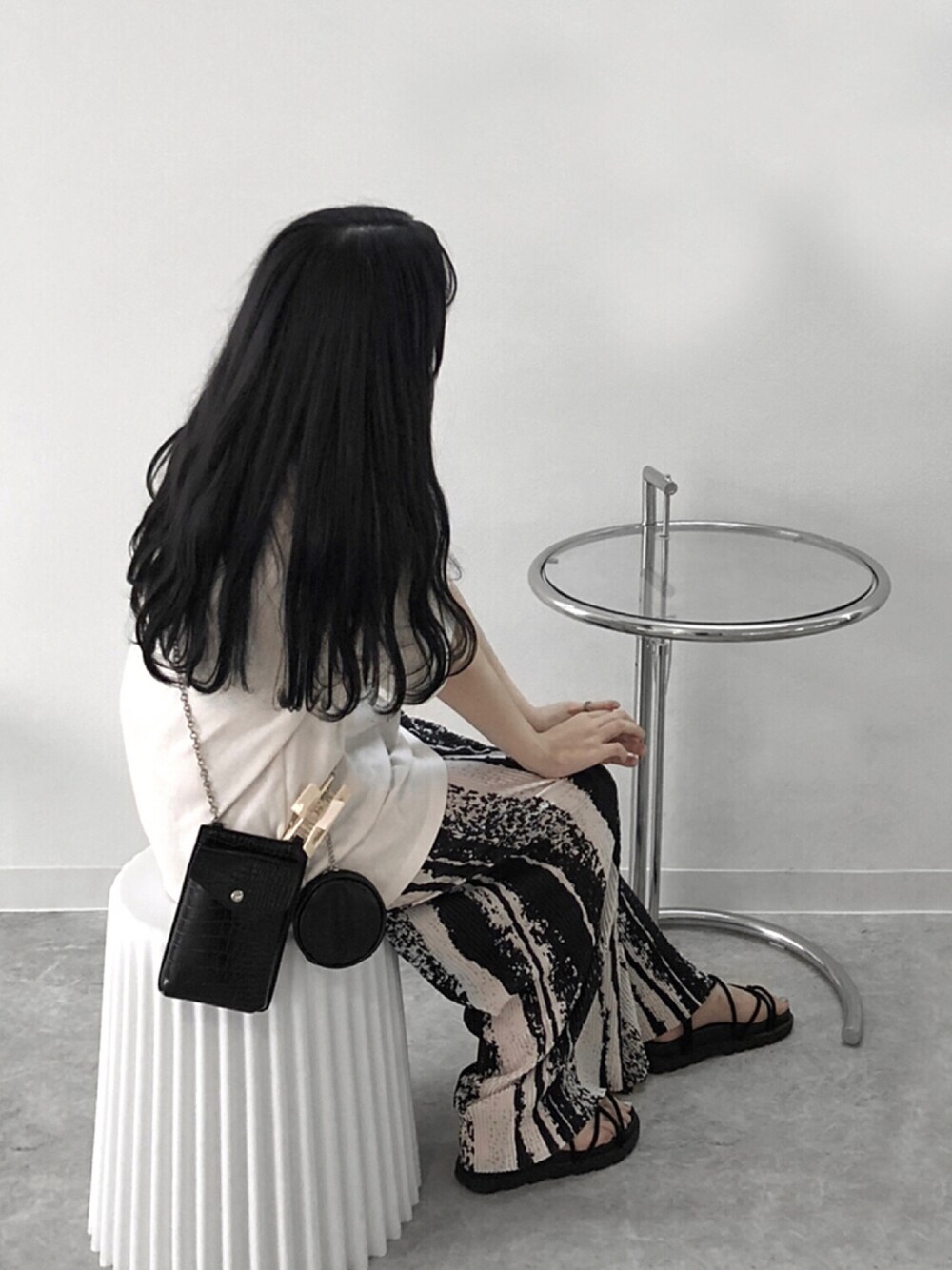 「モノトーン、プチプラコーデ、カフェ、モノトーンコーデ、今日のコーデ、韓国ファッション、韓国コーデ、おしゃれさんと繋がりたい、いいね、save、フォローお願いします🤑、いいね返し」｜「WEGOのWEGO/マルチリングスマホポシェット（ショルダーバッグ、ブラック系）」を使った、ぽさん（レディース・160cm）の秋コーディネートの1枚目の写真