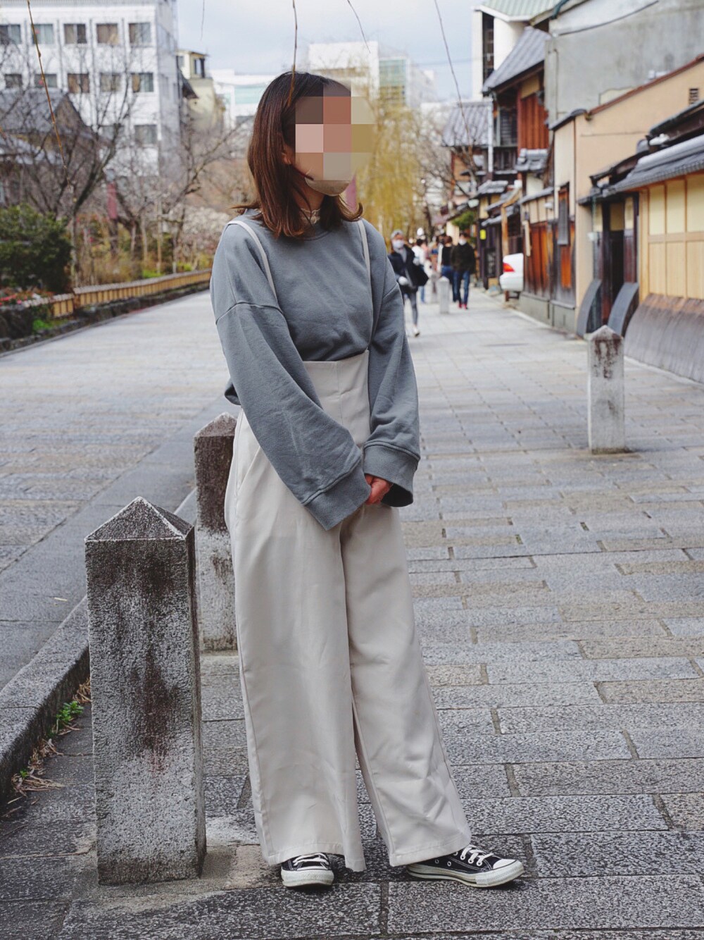 「シンプル、おでかけコーデ、ゆるコーデ、休日コーデ、ラフ、大人女子、カジュアルコーデ、スウェット、スニーカー、サロペット、寒色系、春コーデ、ブルー、くすみカラー」｜「chocomeeのワイドスリーブスウェット（スウェット、ブルー系）」を使った、coco,nico*さん（レディース・157cm）の冬コーディネートの1枚目の写真