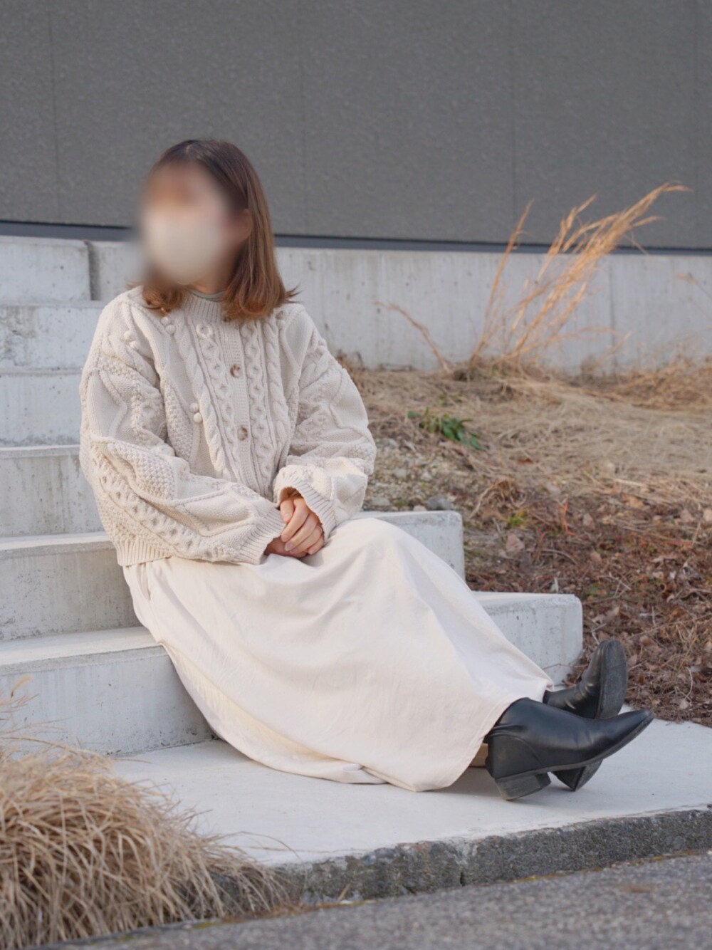 「ほめられ本命コーデ、おでかけコーデ、春服コーデ、春コーデ、オトナカジュアル、大人ガーリー、キレイめコーデ、大人コーデ、淡色コーデ、ホワイト、カーディガン、ワンピース、ブーツスタイル、モノトーン」｜「mily biletの【mily bilet】春の愛されニット。2wayクロップド丈ポップコーンニットカーデ（カーディガン/ボレロ、ホワイト系）」を使った、coco,nico*さん（レディース・157cm）の冬コーディネートの1枚目の写真