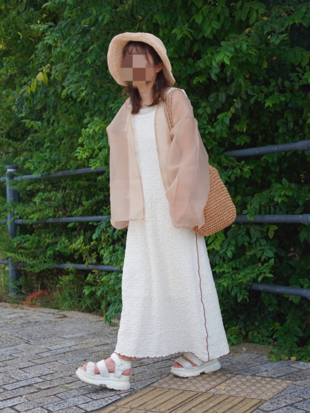 「夏コーデ、オトナカワイイ、ガーリー、ホワイト、夏、ペーパーハット、ワンピース、ブラウス、サンダル、かごバッグ、キャミワンピ、タンクトップ、ワンピーススタイル、ロングワンピース、大人女子」｜「LOWRYS FARMのジャガードキャミワンピース&Tシャツセットアイテム 961235（ワンピース、ベージュ系）」を使った、coco,nico*さん（レディース・157cm）の夏コーディネートの1枚目の写真