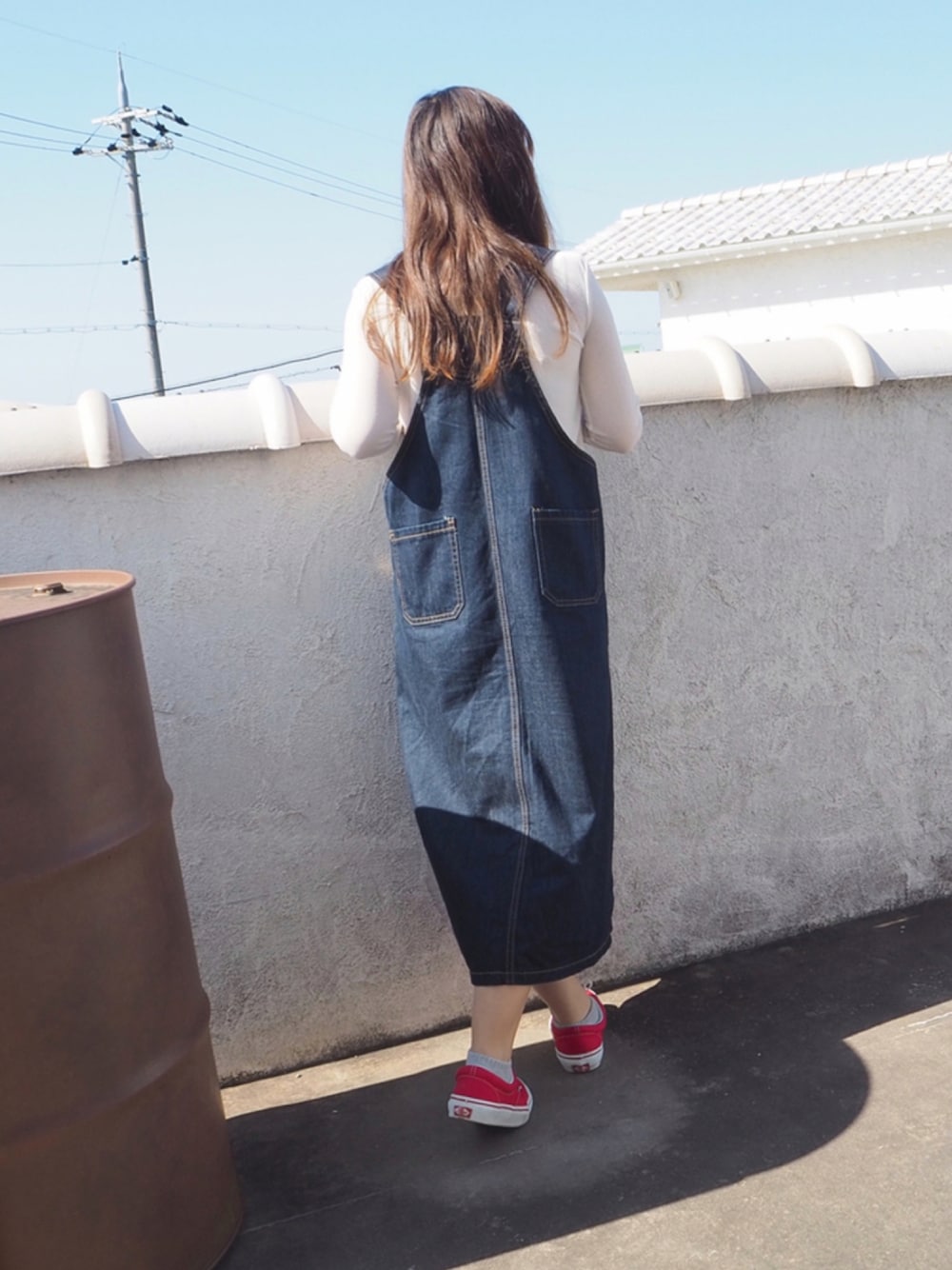 「スニーカー、デニム、シンプル、プチプラ、ラフ、ゆるコーデ、オトナカジュアル、秋コーデ、だから秋服が好き、ラクチンコーデ」｜「merrylatteのデニムサロペット（サロペット/オーバーオール、ブラック系）」を使った、coco,nico*さん（レディース・157cm）の秋コーディネートの1枚目の写真