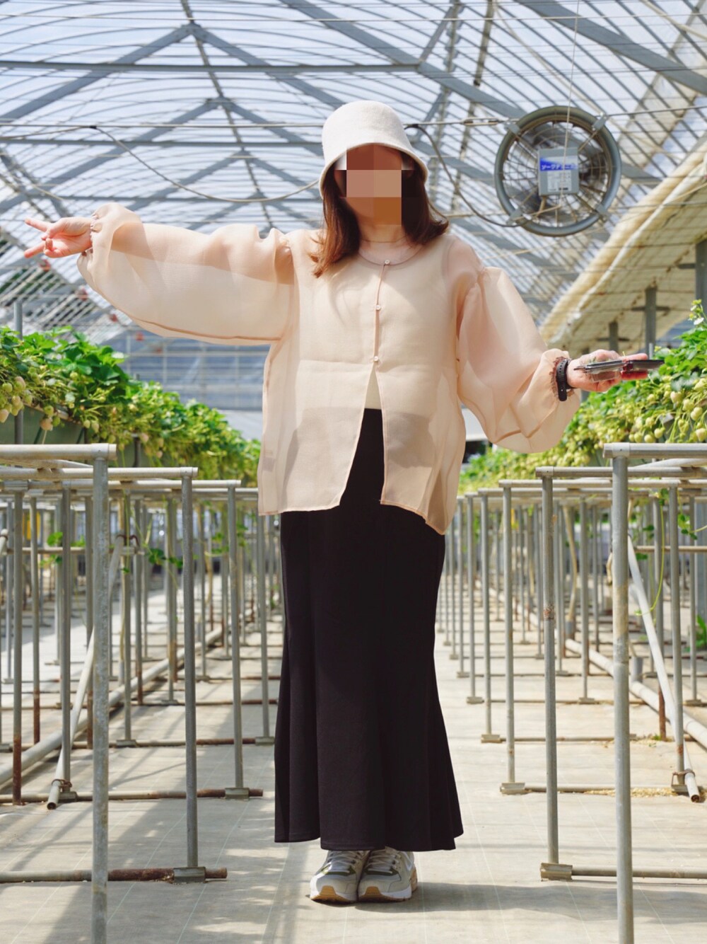 「オトナ女子、プチプラ、しまむら、GU、ootd、休日コーデ、キレイめ、きれいめカジュアル、スニーカー、タンクトップ、シアーシャツ、マーメイドスカート、バケットハット、イチゴ狩り、デート」｜「hinariのオーガンジーシアー2WAYブラウス（シャツ/ブラウス、ベージュ系）」を使った、coco,nico*さん（レディース・157cm）の春コーディネートの1枚目の写真