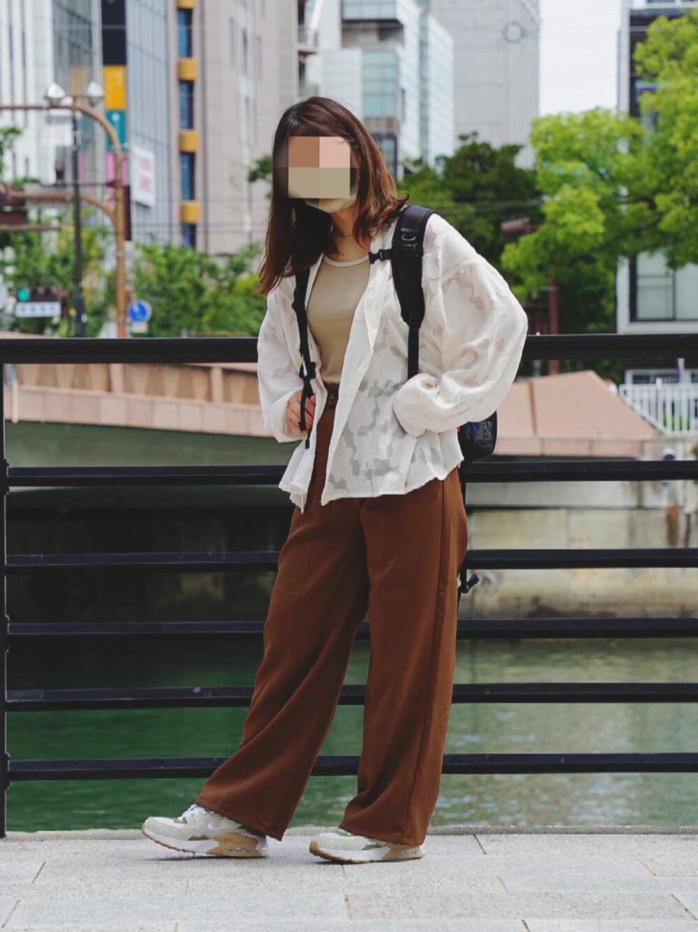 「初夏コーデ、シンプルコーデ、オトナカワイイ、ootd、シャツスタイル、パンツスタイル、秋コーデ、シアー、プチプラ、リュック、スニーカー、カジュアル、きれいめ、淡い色コーデ」｜「しまむらのアイテム（タンクトップ、ベージュ系）」を使った、coco,nico*さん（レディース・157cm）の夏コーディネートの1枚目の写真