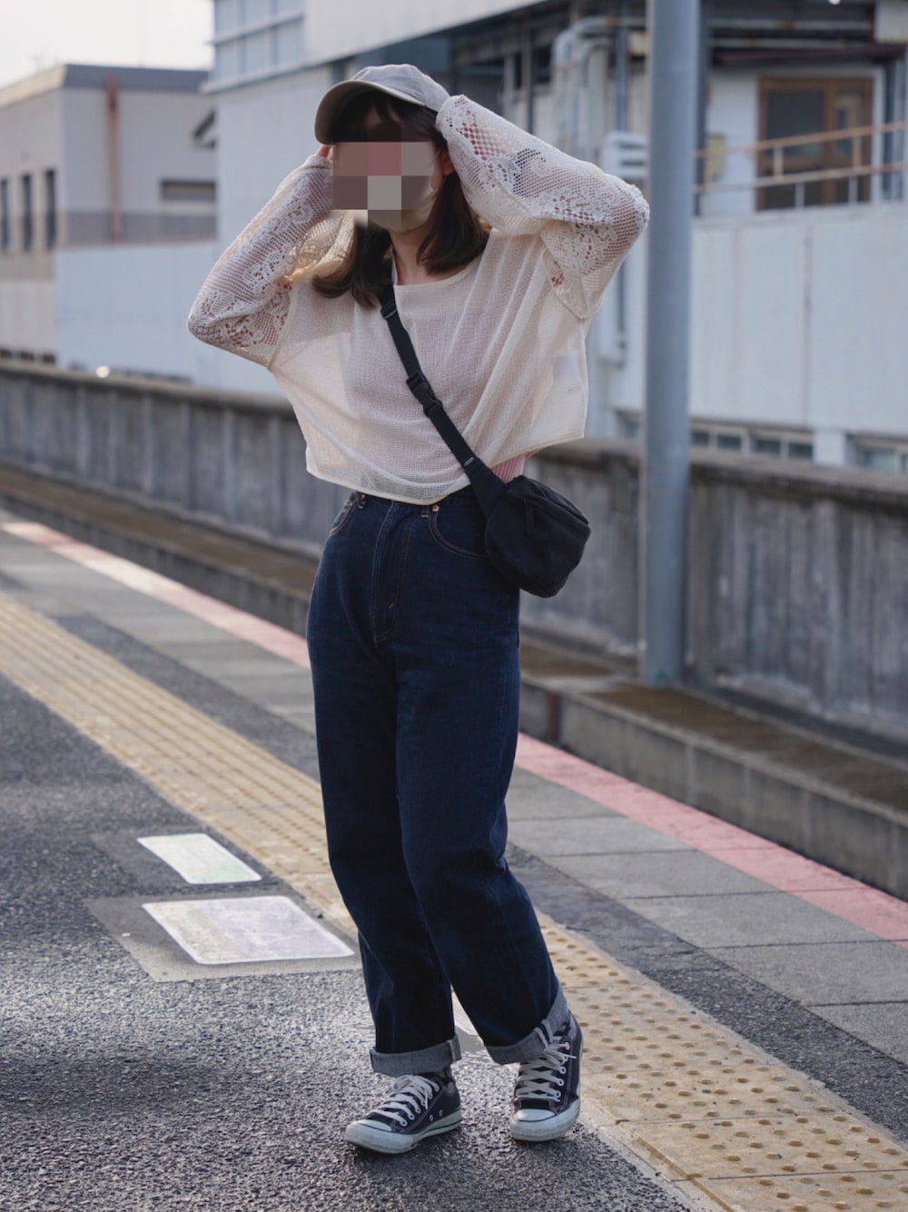 「大人カジュアル、キレイめカジュアル、メンズライク、レーストップス、春コーデ、春、デニム、パンツスタイル、キャップ、スニーカー、今日のコーデ、ラクチンコーデ、春服、初夏コーデ、ootd」｜「hinariのレースメッシュ2WAYプルオーバー（Tシャツ/カットソー、ホワイト系）」を使った、coco,nico*さん（レディース・157cm）の春コーディネートの1枚目の写真