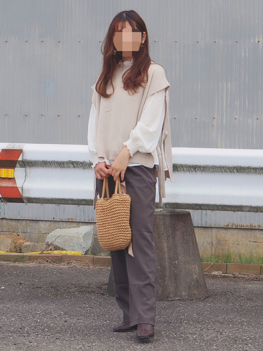 「ブーツ、秋のコーデ、レイヤードスタイル、休日スタイル、ニットベスト、キレイめ、大人コーデ、パンツスタイル、秋服、オトナ女子、きれいめカジュアル」｜「GRLのストレッチスクエアトゥショートブーツ（ブーツ、ブラウン系）」を使った、coco,nico*さん（レディース・157cm）の秋コーディネートの1枚目の写真