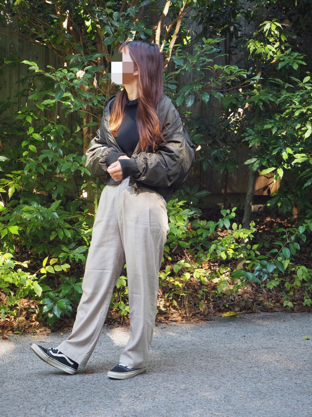 「スニーカー、ニット、MA-1、秋のコーデ、大人カジュアル、チェックパンツ、メンズライク、パンツスタイル、シンプルコーデ、秋コーデ」｜「chocomeeのボリュームMA-1（MA-1、グリーン系）」を使った、coco,nico*さん（レディース・157cm）の秋コーディネートの1枚目の写真