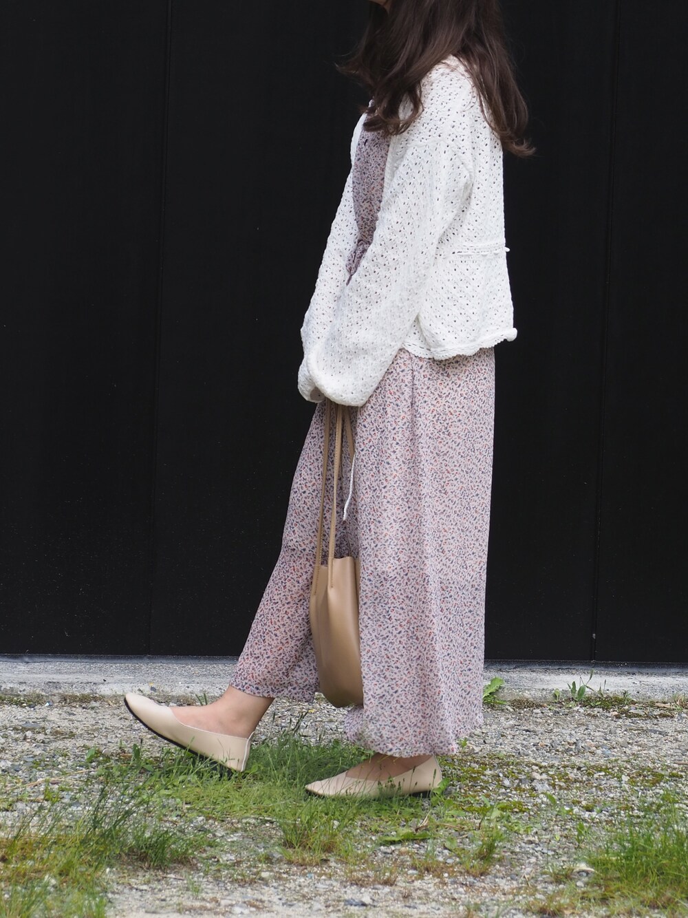 「休日スタイル、キレイめ、ワンピース、カーディガン、ロングスカート、淡い色コーデ、春夏コーデ、パンプス、花柄、ootd」｜「Kastaneのかぎ針ウエスト紐カーディガン（カーディガン/ボレロ、ホワイト系）」を使った、coco,nico*さん（レディース・157cm）の夏コーディネートの1枚目の写真