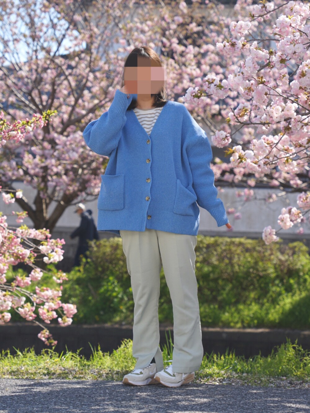 「春服コーデ、カジュアル、ブルー、花見、春色、休日スタイル、ゆるコーデ、ラフ、カーディガン、パンツスタイル、スニーカー、パンツコーデ、春カラー、大人女子、きれいめカジュアル」｜「OLIVE des OLIVEの[新色追加！]カラフルスラックスパンツ（スラックス、グリーン系）」を使った、coco,nico*さん（レディース・157cm）の春コーディネートの1枚目の写真