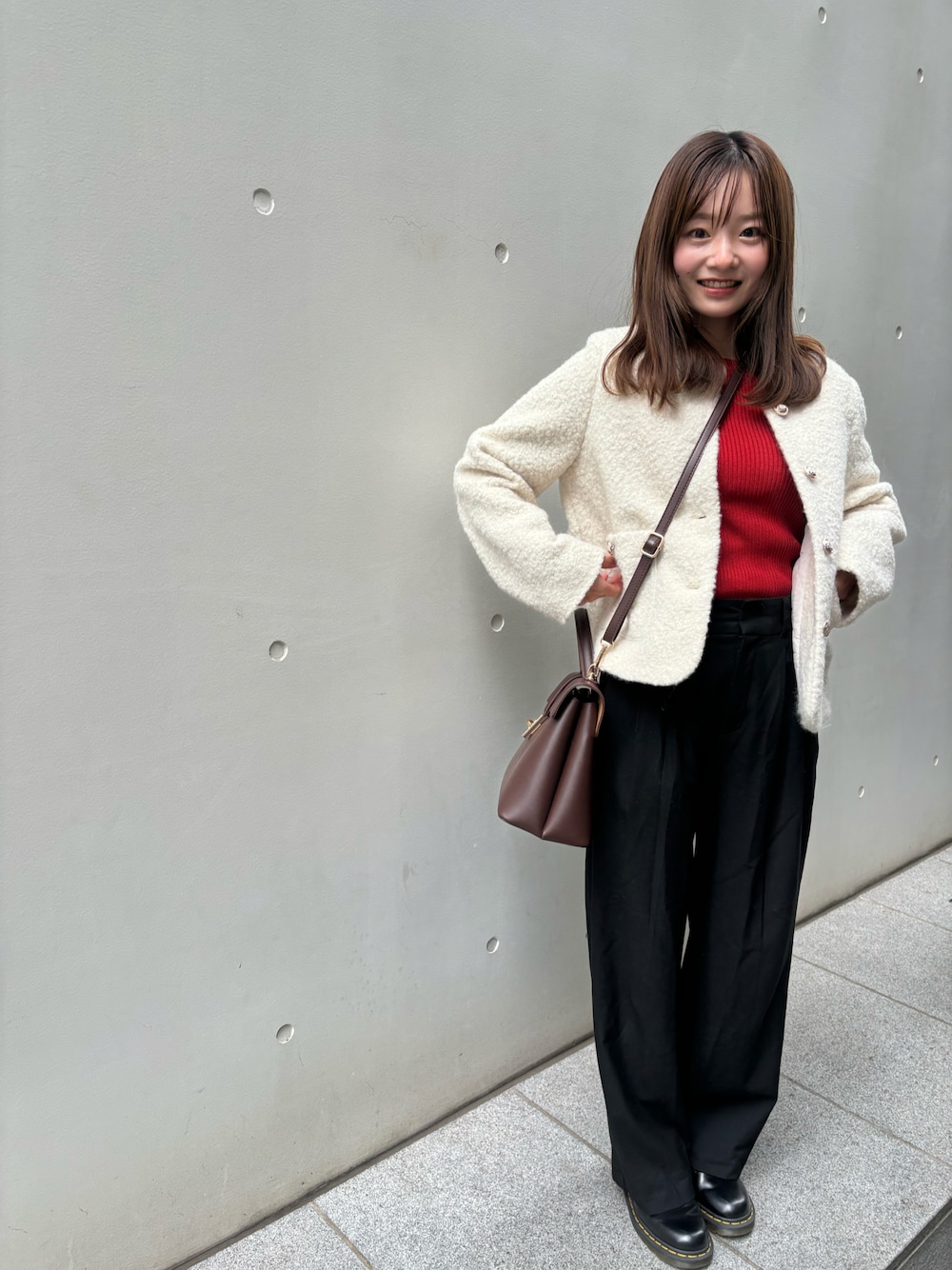 「パンツコーデ、シンプル、オトナカジュアル、低身長コーデ、ジャケットコーデ」｜「coca（coca）の＼新色追加／極厚クルーネックリブニット（ニット/セーター、レッド系）」を使った、misaさん（レディース・157cm）の冬コーディネートの1枚目の写真