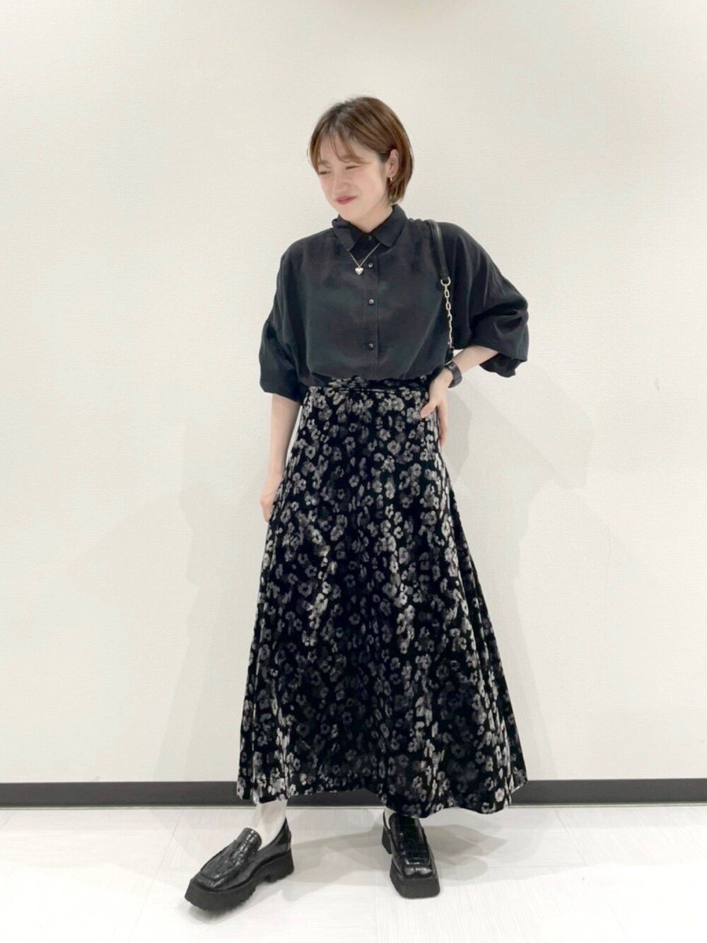 「ジーナシス、オールブラック、秋コーデ、シャツスタイル、ベロア、ベロアスカート、レオパード、厚底ローファー、厚底シューズ」｜「JEANASISのビンテージカラーツイルBIGシャツLS/958374（シャツ/ブラウス、ブラック系）」を使った、スズさん（レディース・162cm）の秋コーディネートの1枚目の写真