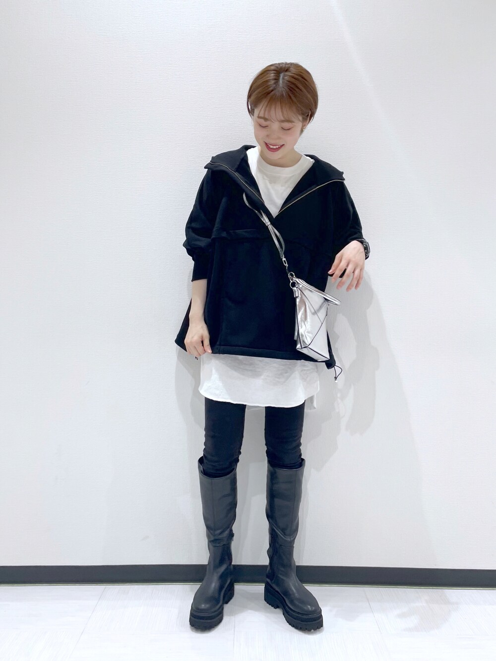 「ジーナシス、アノラックパーカー、パーカー、レイヤードスタイル、ロングブーツ、ショルダーバッグ、ミニバッグ、モノトーン、モノトーンコーデ」｜「JEANASISのアノラックウラケフーディ/237397（パーカー、ブラック系）」を使った、スズさん（レディース・162cm）の秋コーディネートの1枚目の写真