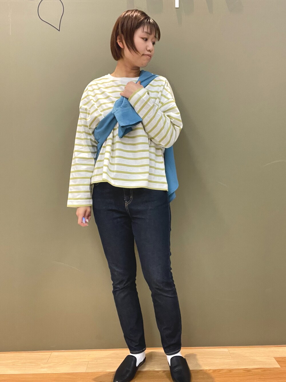 イエロー系のTシャツ/カットソー、ブルー系のその他パンツ、ブラック系のサンダルを着用したレディースの春コーディネートの1枚目の写真