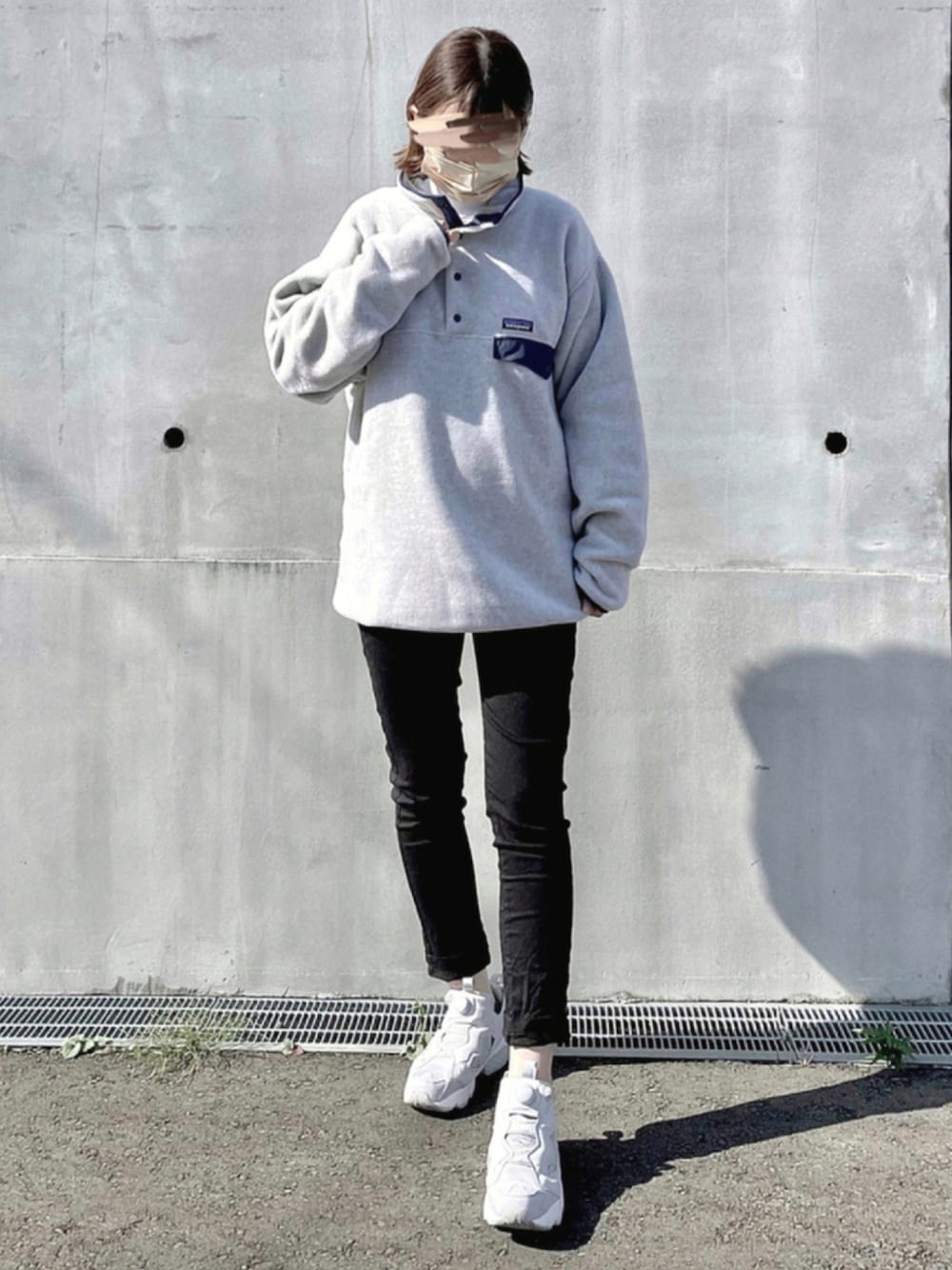 グレー系のスニーカー、ホワイト系のTシャツ/カットソー、グレー系のジャケット/アウターを着用したレディースの秋コーディネートの1枚目の写真