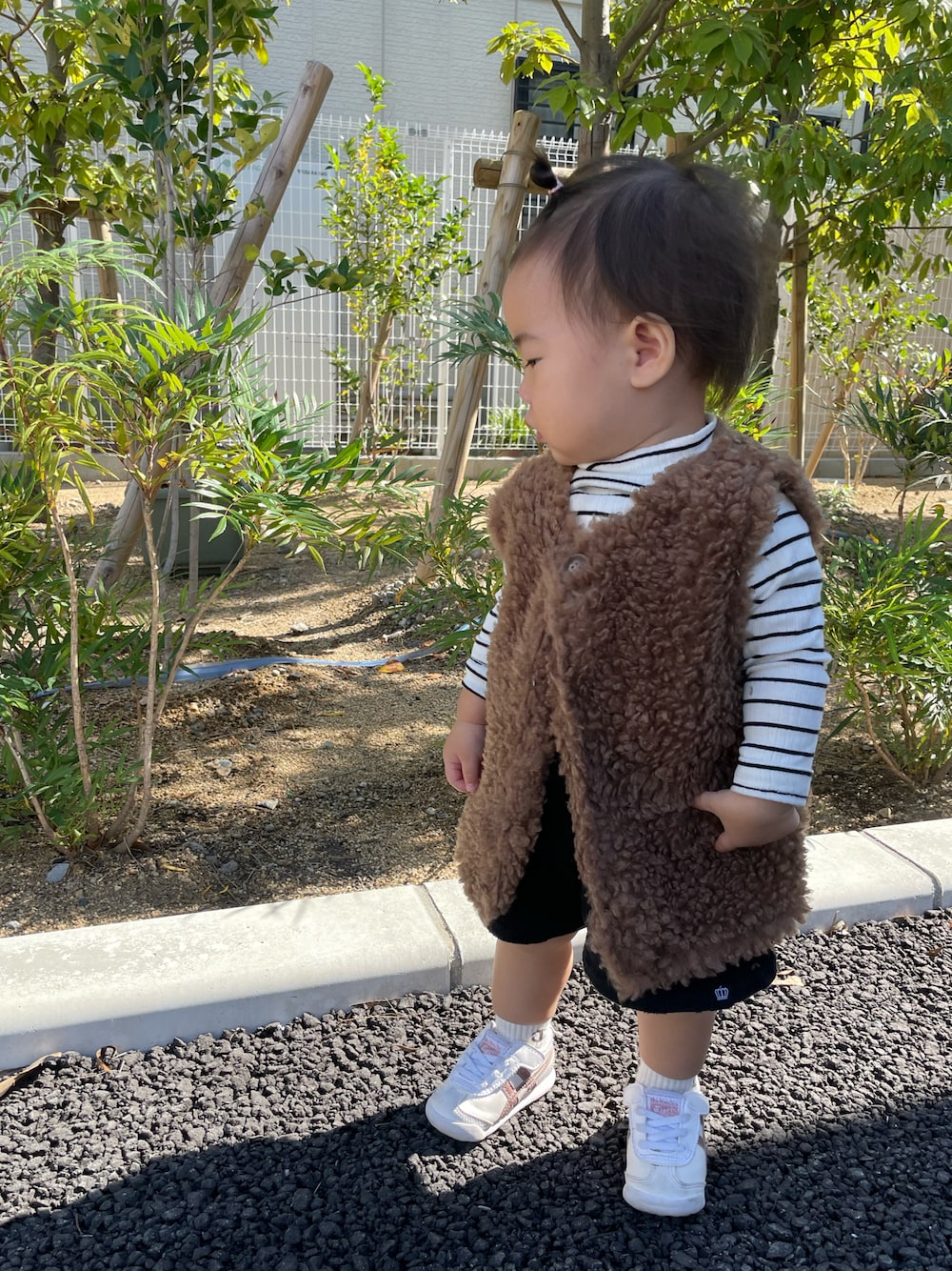 「ベスト、キッズコーデ、プチプラ、キッズファッション、1歳5ヶ月、クリスマスに着たい服、ブーツスタイル、おしゃれさんと繋がりたい」｜「ベビザらスのアイテム（その他アウター、ブラウン系）」を使った、𝐌 𝐟𝐚𝐦 𖤐さん（キッズ・80cm）の冬コーディネートの1枚目の写真