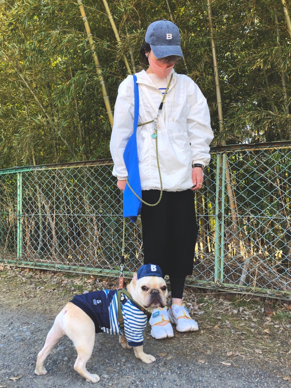 「春、カジュアル、ラクチンコーデ、シンプルコーデ、キャップ、愛犬と一緒、休日スタイル、アノラックパーカー、トートバッグ、ボーダー、NIKE、アクアリフト、アクティブ」｜「FRAMeWORKの【BETTER THAN GOOD】better than good キャップ2（キャップ、ブルー系）」を使った、sato**さん（レディース・164cm）の春コーディネートの1枚目の写真