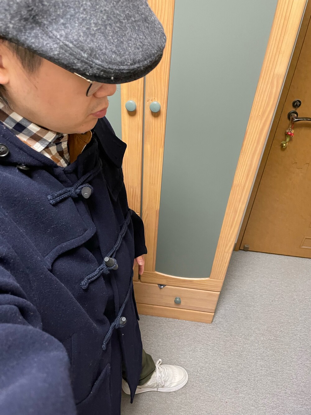 「冬コーデ、休日スタイル、シンプルコーデ、オトナカジュアル、レイヤードスタイル、スニーカーコーデ、シャツスタイル、ハンチング、チェックシャツ、オーバーサイズ、ダッフルコート、カーキ、スウェットパンツ、スニーカー、白スニーカー」｜「LACOSTEのワントーンロゴウールハンチング（ハンチング/ベレー帽、グレー系）」を使った、りゅうたさん（メンズ・158cm）の冬コーディネートの1枚目の写真