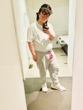 「LACOSTE（ラコステ）のエッセンシャルテーパードスウェットパンツ（スウェットパンツ、グレー系）」を使った、りゅうたさん（メンズ・160cm）の春コーディネート