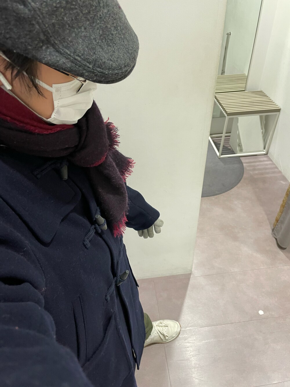「冬コーデ、シンプル、シンプルコーデ、大人カジュアル、モノトーンコーデ、ハンチング、ラガーシャツ、ケーブルニット、オーバーサイズ、ダッフルコート、スウェットパンツ、スニーカー、白スニーカー、ストール、手袋」｜「LACOSTEのワントーンロゴウールハンチング（ハンチング/ベレー帽、グレー系）」を使った、りゅうたさん（メンズ・158cm）の冬コーディネートの1枚目の写真