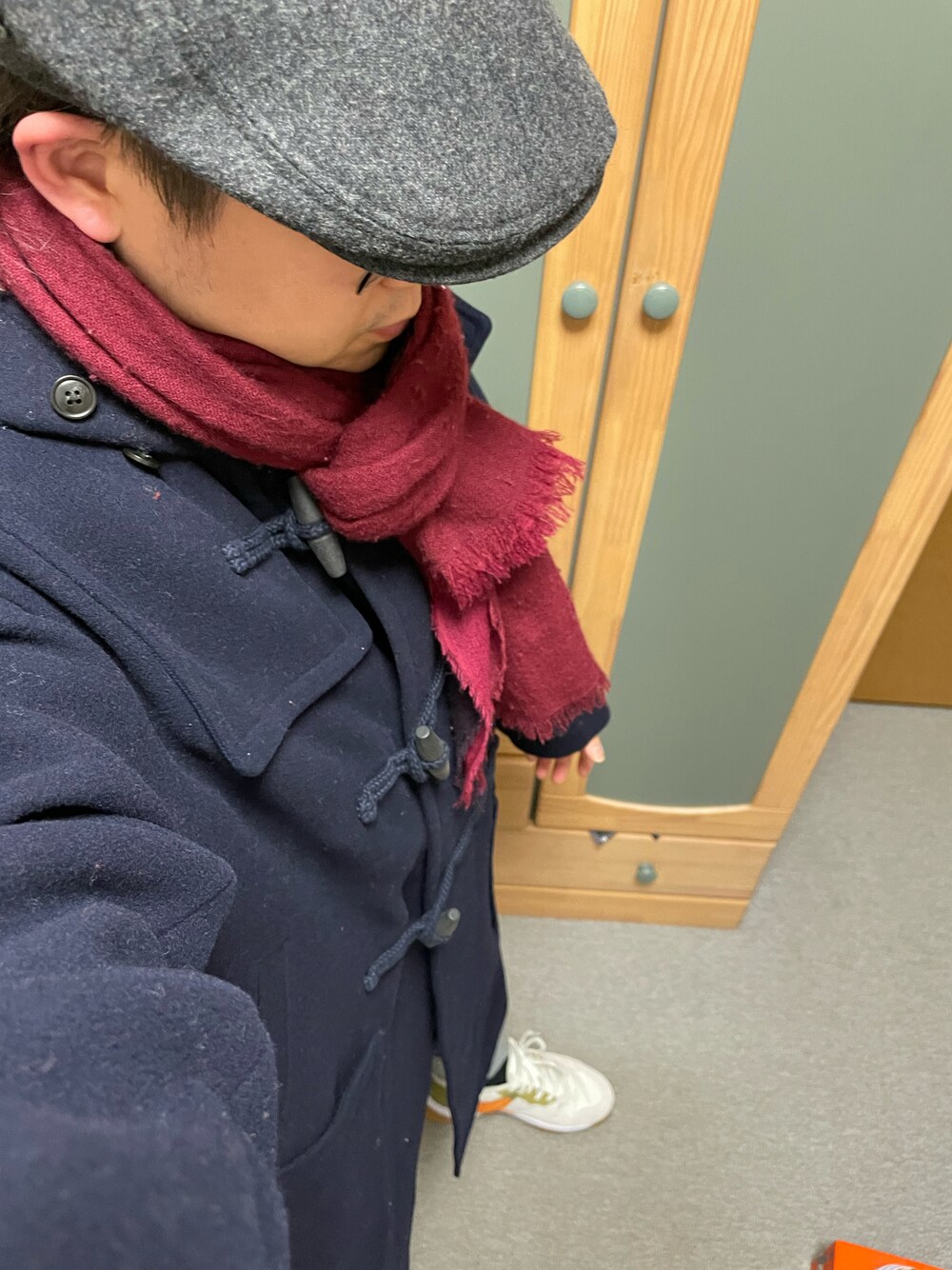 「冬コーデ、シンプルコーデ、カジュアルコーデ、オトナカジュアル、大人カジュアル、ハンチング、フリース、プルオーバー、オーバーサイズ、ダッフルコート、デニム、デニムパンツ、オレンジ、スニーカー、ストール」｜「LACOSTEのワントーンロゴウールハンチング（ハンチング/ベレー帽、グレー系）」を使った、りゅうたさん（メンズ・158cm）の冬コーディネートの1枚目の写真