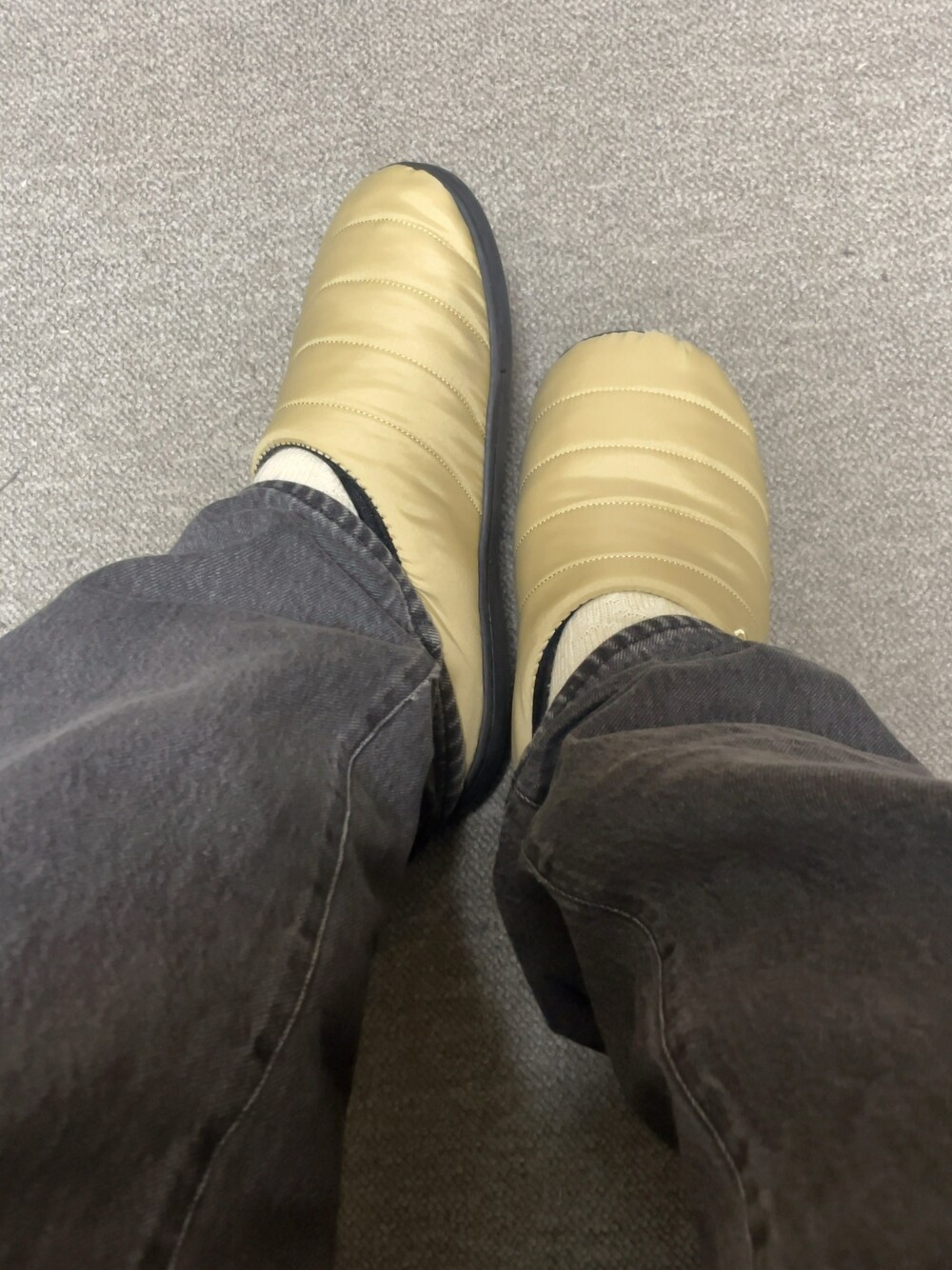 ベージュ系のスリッポン、ブラック系のデニムパンツ、ホワイト系のソックス/靴下を着用したメンズの冬コーディネートの1枚目の写真