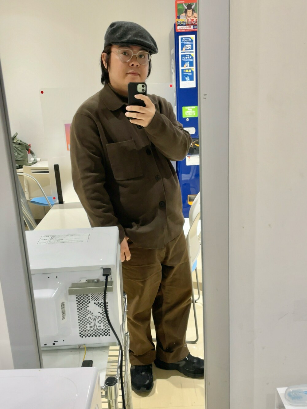 「秋コーデ、シンプルスタイル、大人コーデ、レイヤードスタイル、ぽっちゃり、メガネ男子、ハンチング、タートルネック、ニット、ブラウン、シャツカーディガン、デニム、ニューバランス、お洒落さんとつながりたい、いいね、save、フォローお願いします🤑」｜「LACOSTEのワントーンロゴウールハンチング（ハンチング/ベレー帽、グレー系）」を使った、りゅうたさん（メンズ・159cm）の秋コーディネートの1枚目の写真