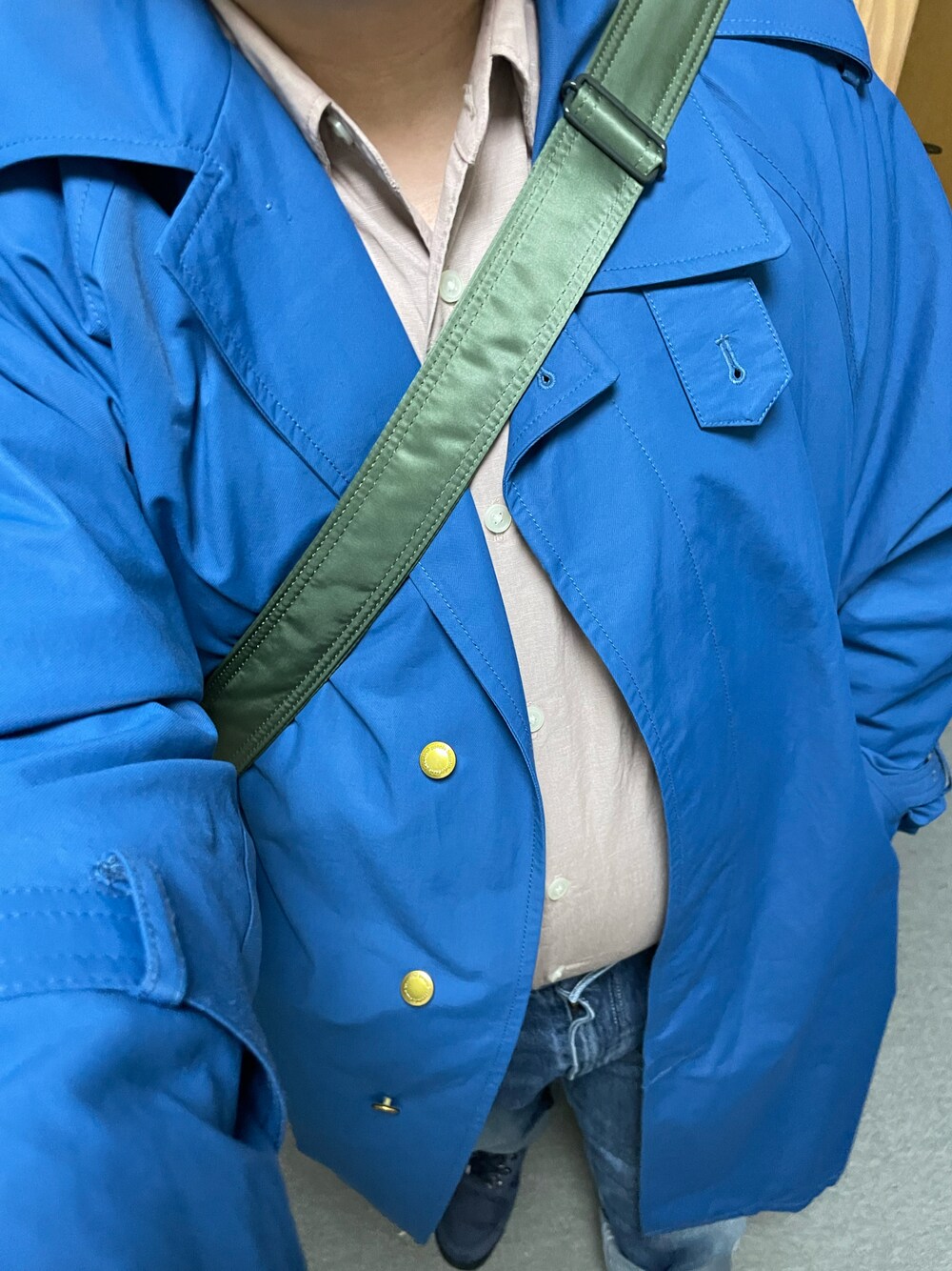 「春コーデ、シンプル、カジュアル、大人カジュアル、プチプラ、ぽっちゃり、タックイン、シャツ、トレンチコート、Levi's、デニムパンツ、ニューバランス、ブーツ、ショルダーバッグ、おしゃれさんと繋がりたい」｜「UNIQLOのUNIQLO U リラックスフィットシャツ（シャツ/ブラウス、ピンク系）」を使った、りゅうたさん（メンズ・158cm）の春コーディネートの1枚目の写真