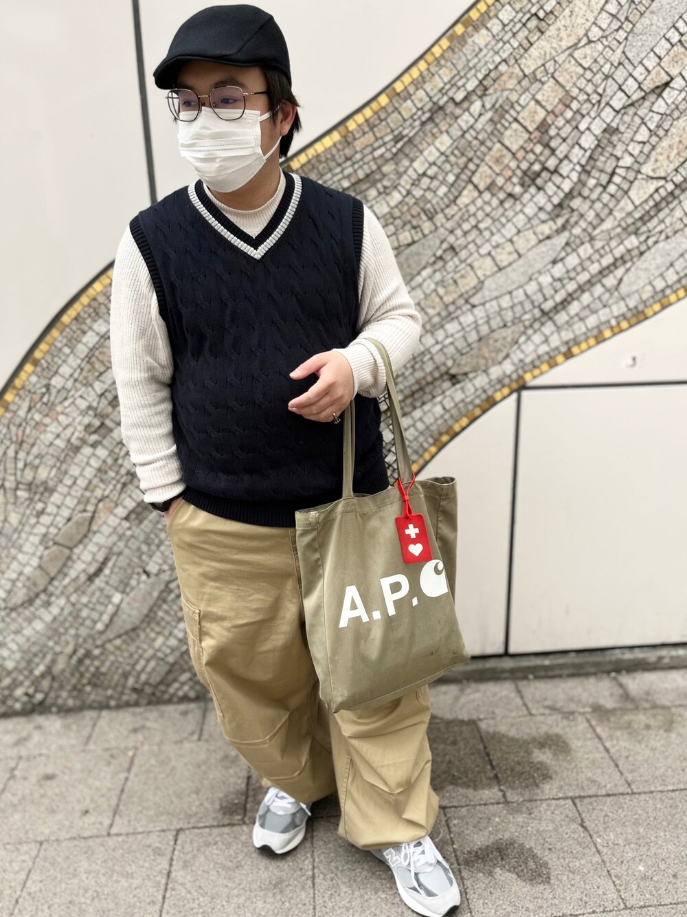 「春コーデ、カジュアル、オトナカジュアル、ぽっちゃり、ハンチング、UNIQLO、モックネック、ケーブルニット、ベスト、カーゴパンツ、ワイドパンツ、ニューバランス、トートバッグ、お洒落さんとつながりたい、いいね、save、フォローお願いします🤑」｜「LACOSTEのコットンニットハンチング（ハンチング/ベレー帽、ブラック系）」を使った、りゅうたさん（メンズ・158cm）の春コーディネートの1枚目の写真