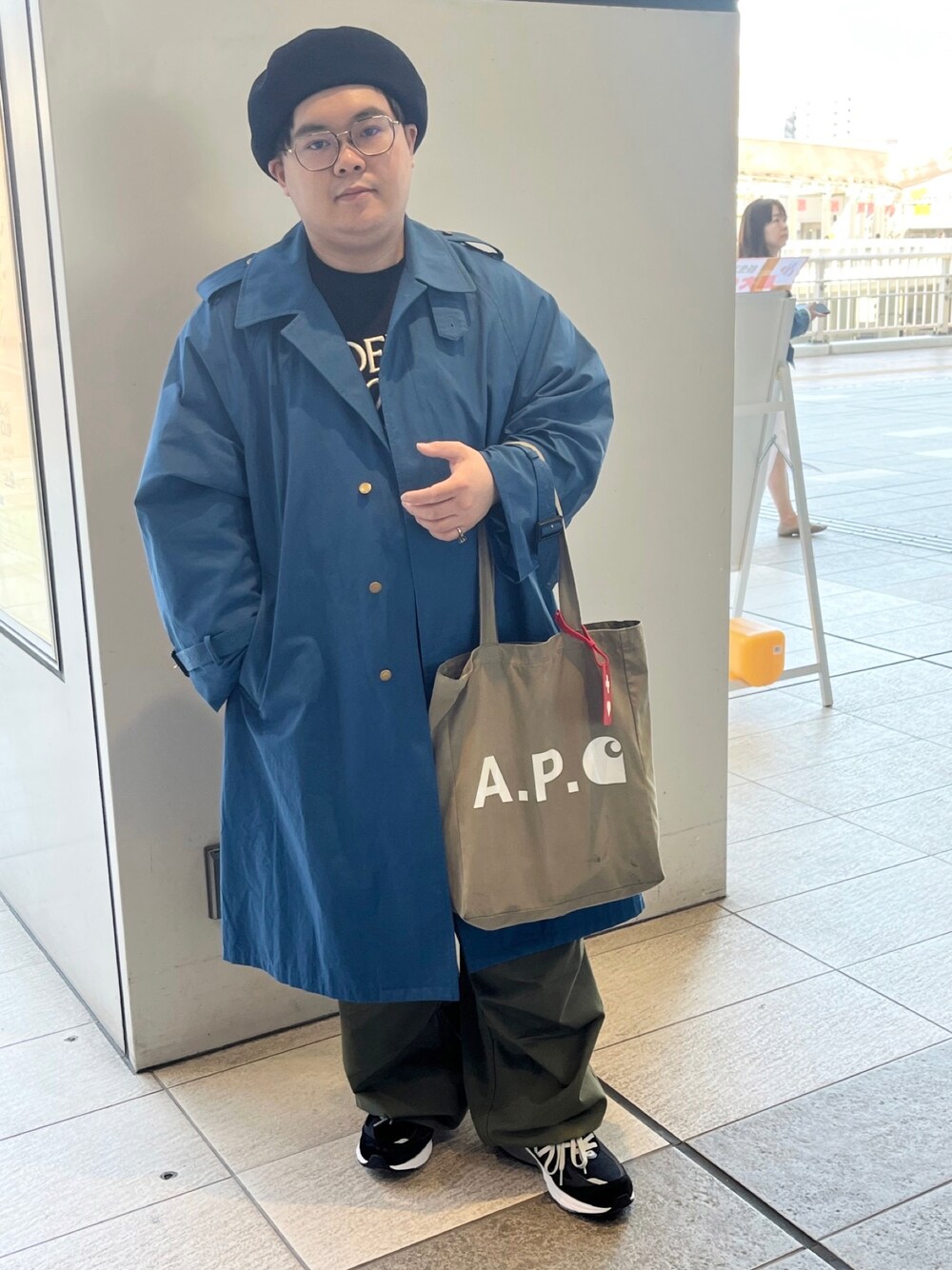 「春夏コーデ、春、休日コーデ、大人カジュアル、ぽっちゃり、ベレー帽、ブラック、スウェット、トレンチコート、カーゴパンツ、ワイドパンツ、ニューバランス、厚底シューズ、スニーカー、いいね、save、フォローお願いします🤑」｜「PLSTのニットベレー帽（ハンチング/ベレー帽、ブルー系）」を使った、りゅうたさん（メンズ・158cm）の春コーディネートの1枚目の写真