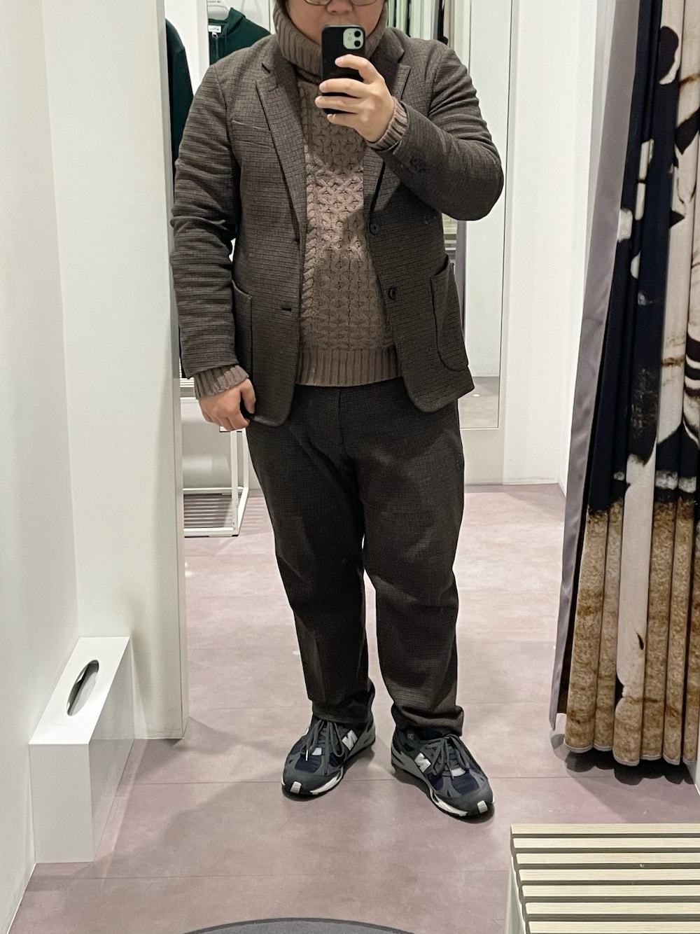 「秋冬コーデ、冬コーデ、シンプル、きれいめカジュアル、大人カジュアル、大人コーデ、ぽっちゃり、タートルネック、ケーブルニット、千鳥柄、セットアップ、スラックス、ニューバランス、お洒落さんとつながりたい、いいね、save、フォローお願いします🤑」｜「ZIP FIVEのケーブルタートルネックニットセーター（ニット/セーター、ブラウン系）」を使った、りゅうたさん（メンズ・159cm）の秋コーディネートの1枚目の写真