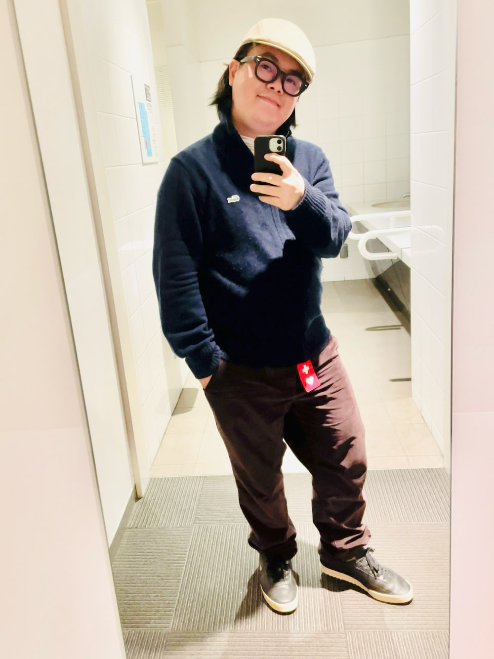 ブルー系のニット/セーター、ブラウン系のその他パンツ、ブラック系のスニーカーを着用したメンズの秋コーディネートの1枚目の写真