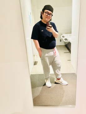 「LACOSTE（ラコステ）のエッセンシャルテーパードスウェットパンツ（スウェットパンツ、グレー系）」を使った、りゅうたさん（メンズ・160cm）の春コーディネート