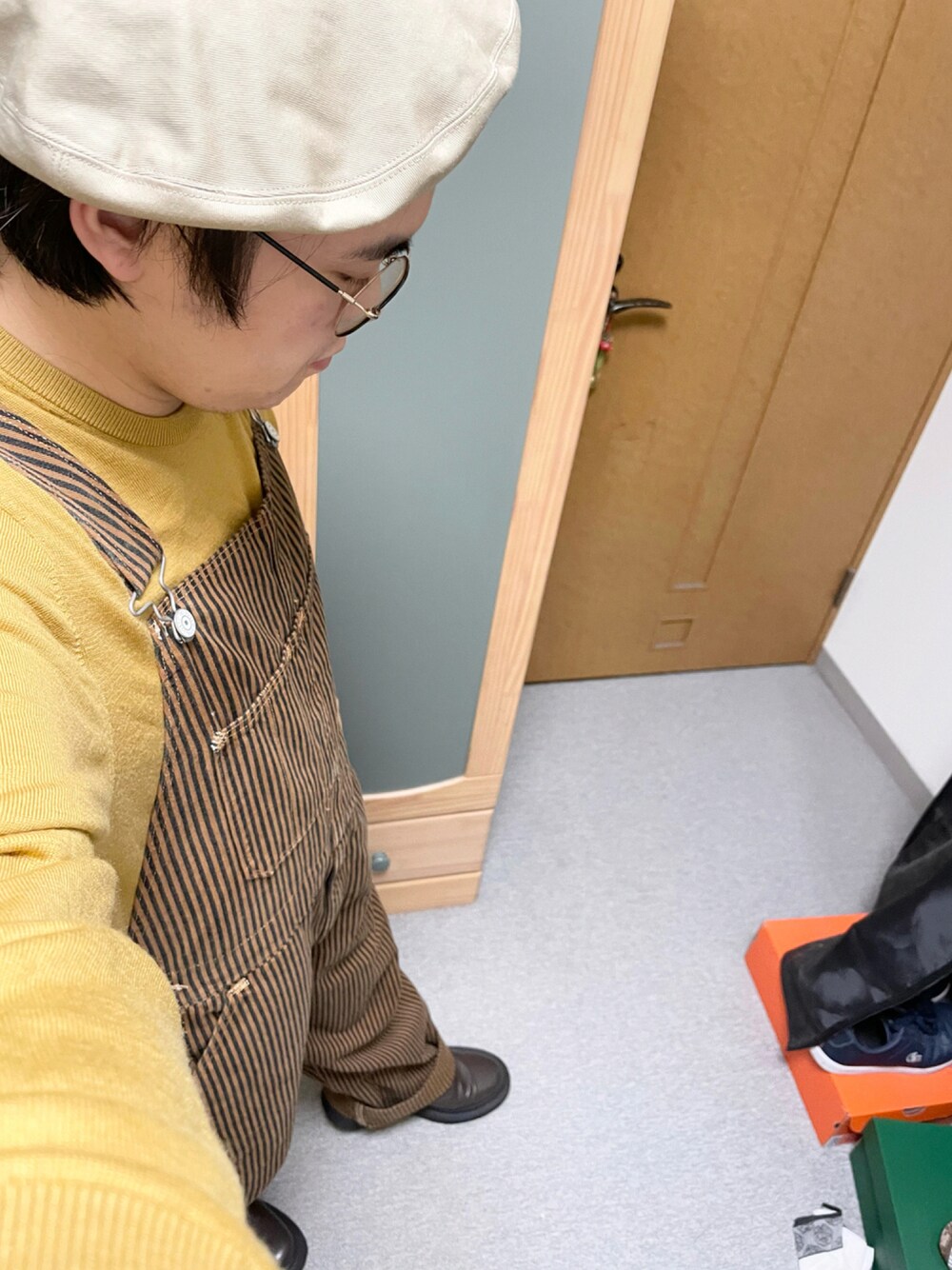 「秋冬コーデ、秋コーデ、休日スタイル、シンプルコーデ、カジュアル、オトナカジュアル、ベレー帽、マスタード、イエロー、ニット、ストライプ、オーバーオール、革靴」｜「GUのGU × UNDERCOVER ベレー帽（ハンチング/ベレー帽、ベージュ系）」を使った、りゅうたさん（メンズ・158cm）の秋コーディネートの1枚目の写真