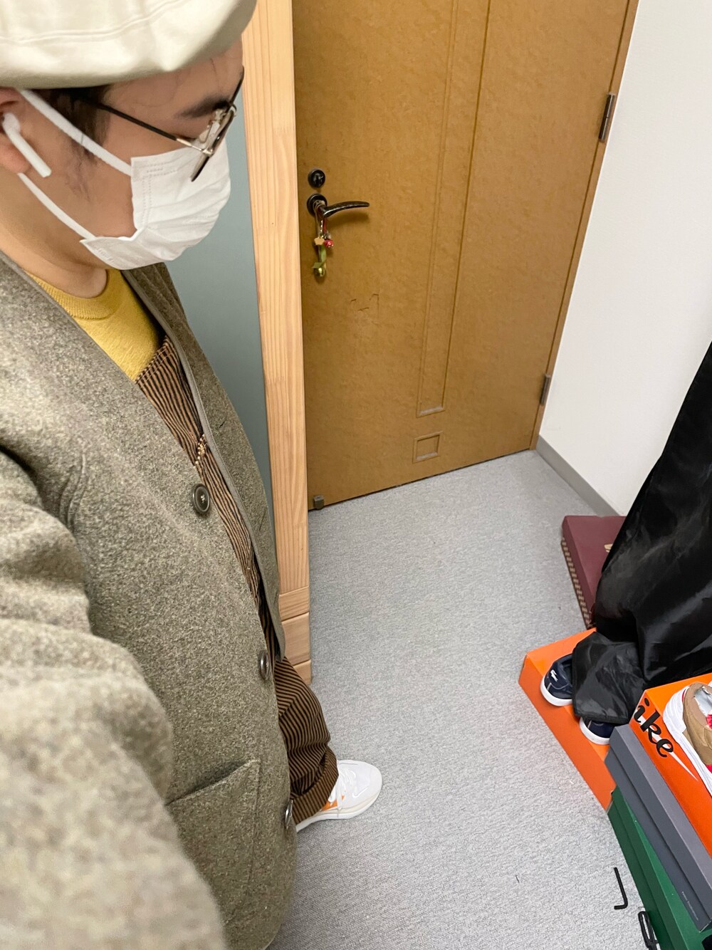 「秋コーデ、休日スタイル、シンプルコーデ、カジュアルコーデ、大人コーデ、レイヤードスタイル、ベレー帽、マスタード、イエロー、ニット、カーディガン、ストライプ、オーバーオール、ニューバランス、スニーカー」｜「GUのGU × UNDERCOVER ベレー帽（ハンチング/ベレー帽、ベージュ系）」を使った、りゅうたさん（メンズ・158cm）の秋コーディネートの1枚目の写真