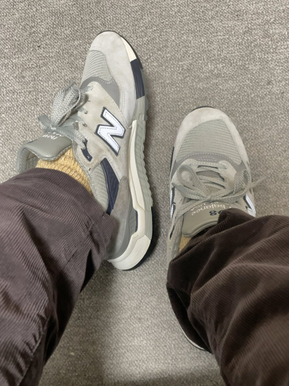 ブラウン系のその他パンツ、グレー系のスニーカー、ベージュ系のソックス/靴下を着用したメンズの秋コーディネートの1枚目の写真