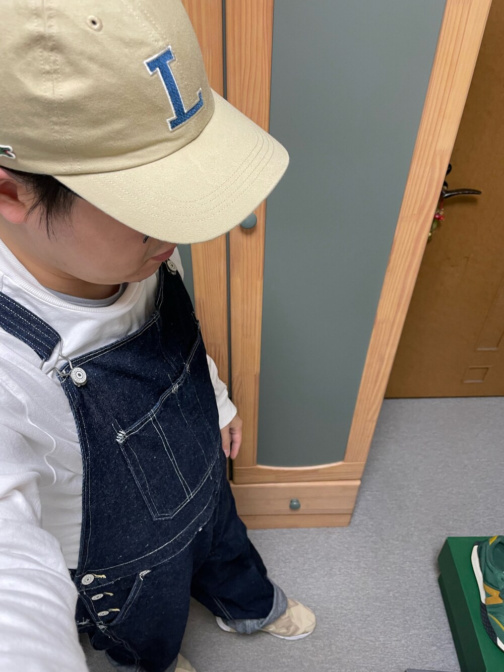 「はるコーデ、休日コーデ、シンプルコーデ、シンプルスタイル、カジュアルコーデ、オトナカジュアル、ラフ、キャップ、白Tシャツ、ロンT、デニム、オーバーオール、厚底シューズ、ポンプフューリー、スニーカー」｜「LACOSTEの【LACOSTE/ラコステ】 L刺繍6パネルキャップ（キャップ、ベージュ系）」を使った、りゅうたさん（メンズ・158cm）の春コーディネートの1枚目の写真