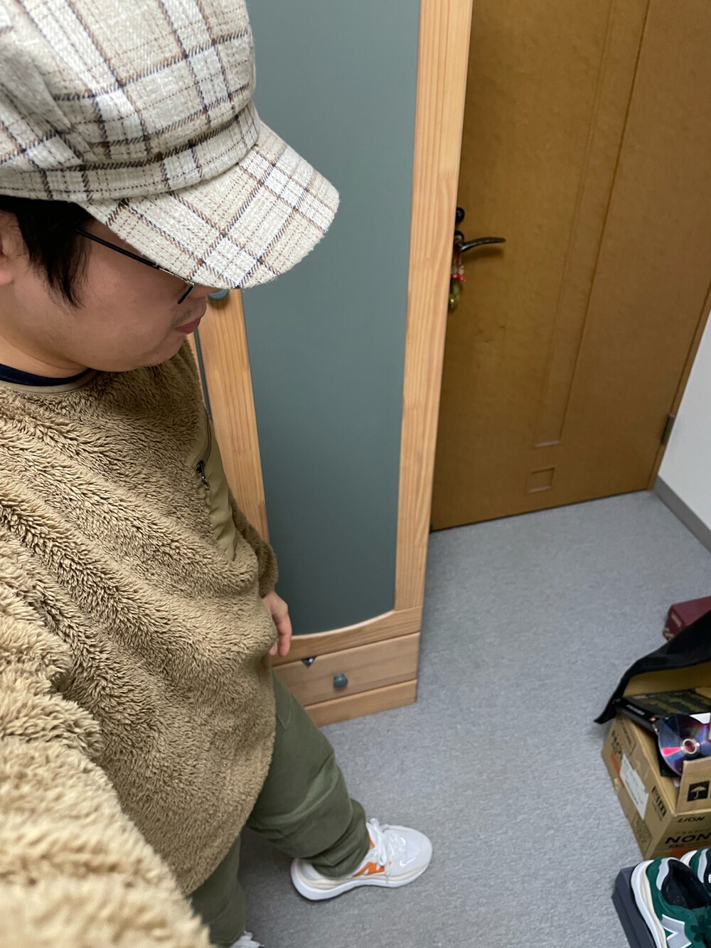 「冬コーデ、シンプル、カジュアル、オトナカジュアル、あったかコーデ、アースカラー、チェック、キャスケット、フリース、プルオーバー、ニット、ジョガーパンツ、ニューバランス、オレンジ、スニーカー」｜「HONEYSUCKLE ROSEの【HONEYSUCKLE ROSE】チェックキャスケット（キャスケット、ベージュ系）」を使った、りゅうたさん（メンズ・158cm）の冬コーディネートの1枚目の写真
