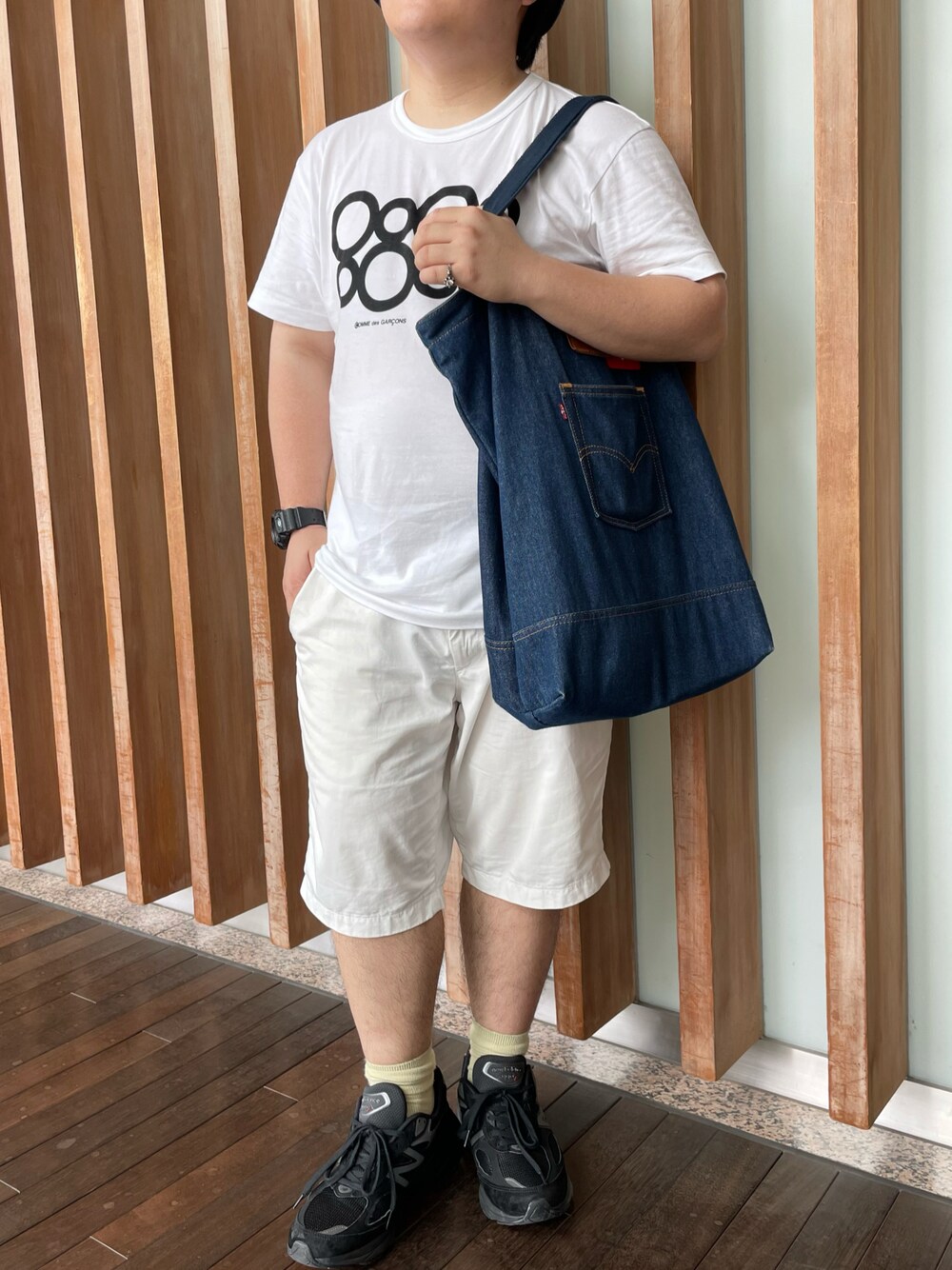 「夏コーデ、秋コーデ、休日スタイル、お出かけコーデ、デートコーデ、ぽっちゃり、シンプル、カジュアルコーデ、オトナカジュアル、モノトーンコーデ、白Tシャツ、ハーフパンツ、ニューバランス、おしゃれさんと繋がりたい、いいね、save、フォローお願いします🤑」｜「COMME des GARCONSのComme des Garçons青山店限定Tシャツ（Tシャツ/カットソー、ホワイト系）」を使った、りゅうたさん（メンズ・159cm）の秋コーディネートの1枚目の写真